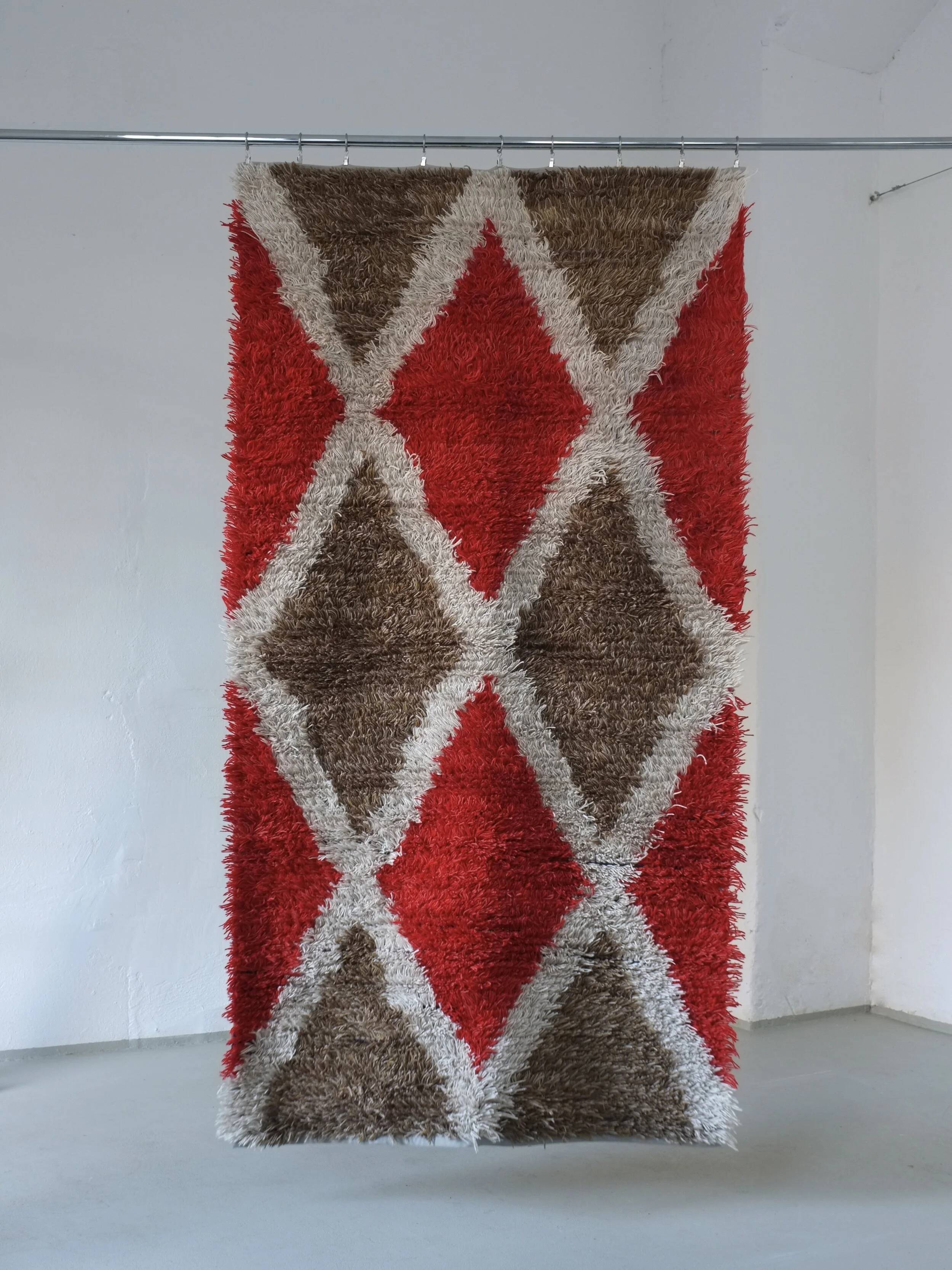 Tapis scandinave à losanges rouges (Rya) | Suède | Années 1960