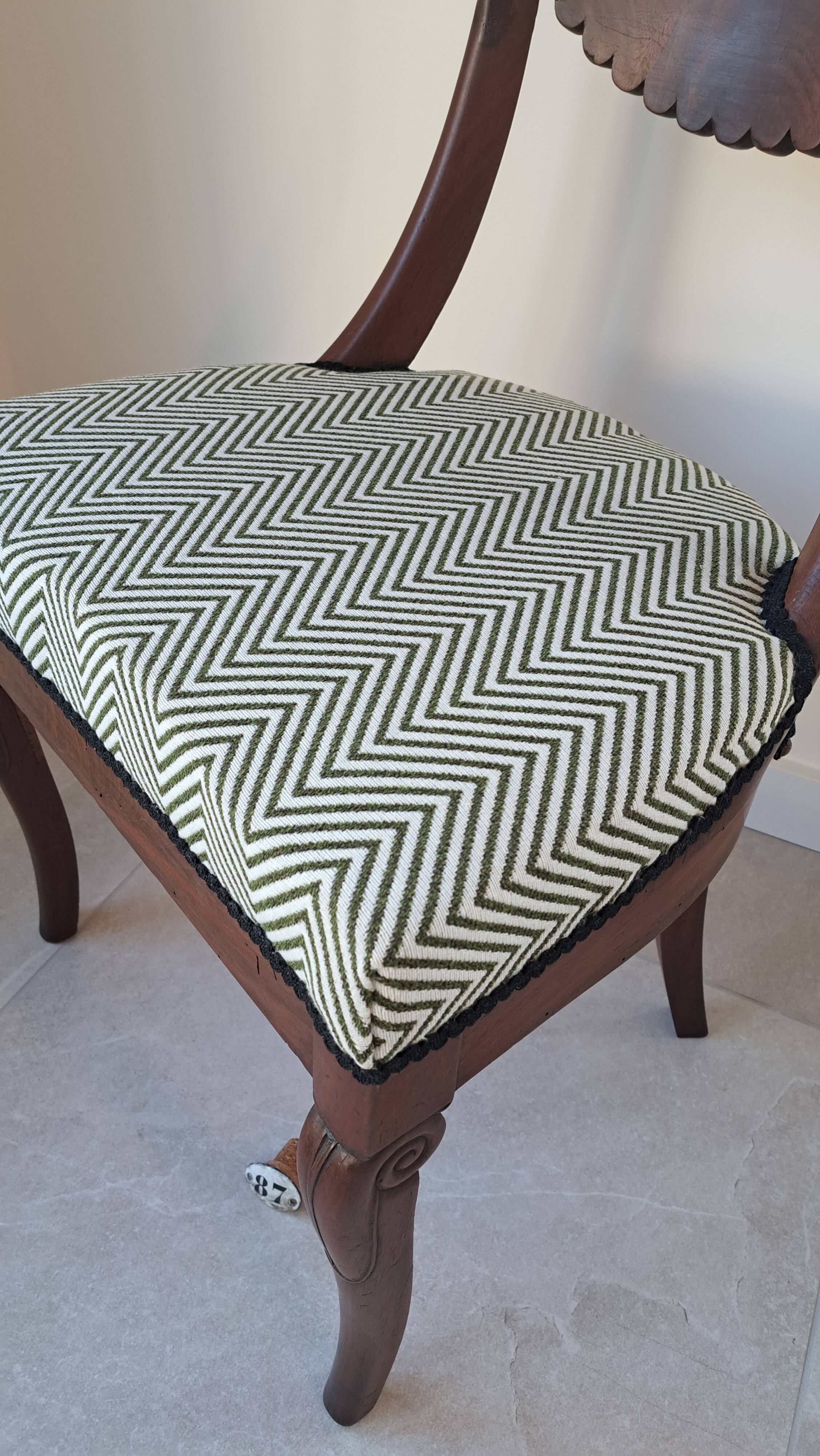 Pair of mahogany gondola chairs – Empire style – 20th century, restored