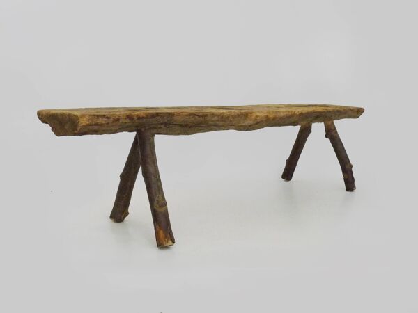 Banc bas brutaliste en bois. Banc en bois massif. Art Populaire