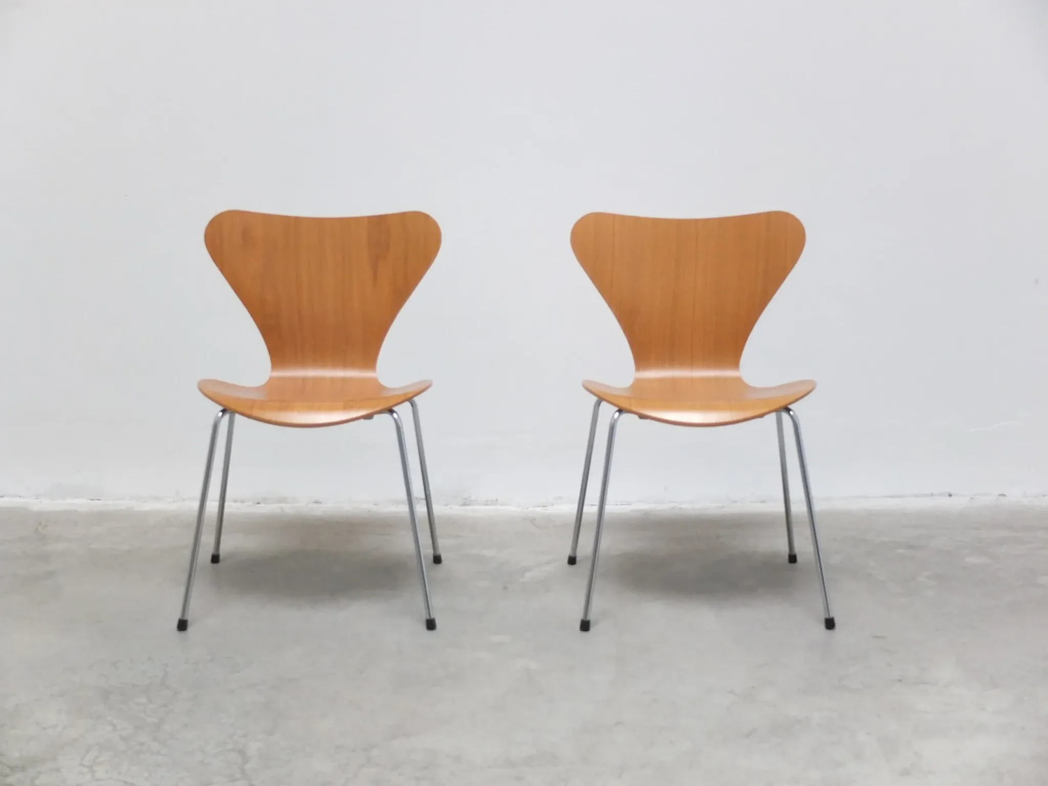 Pair of 'Series 7' chairs in oak by Arne Jacobsen for Fritz Hansen, 1955
