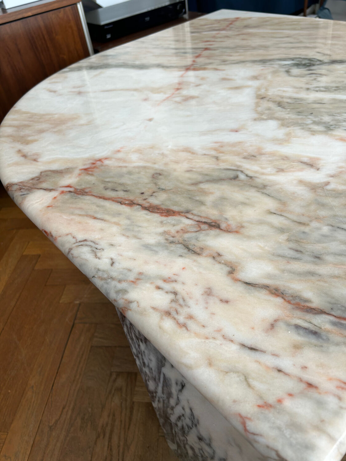 Table basse en marbre design goutte d’eau année 70
