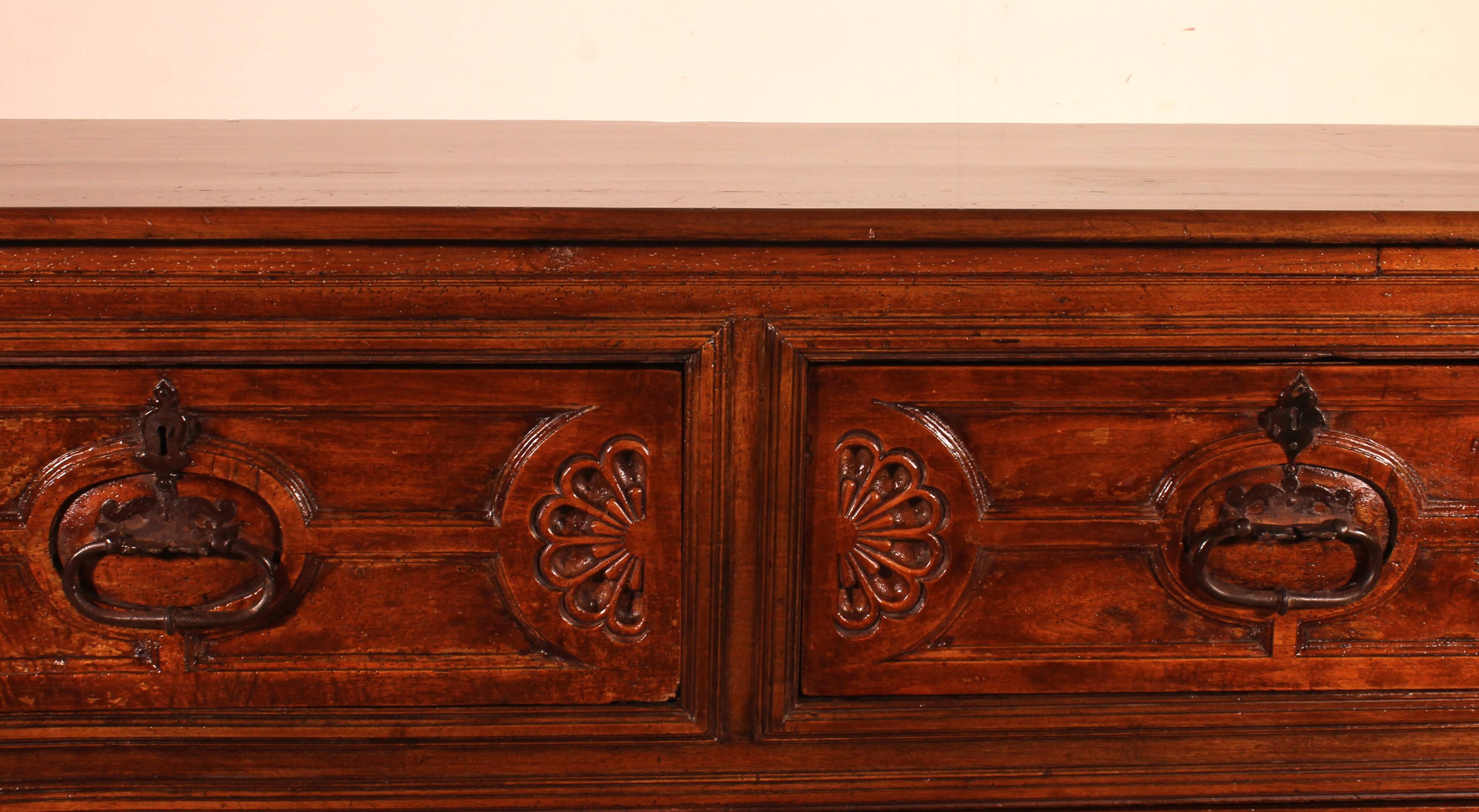Meuble De Sacristie Renaissance Espagnol En Noyer Circa 1600