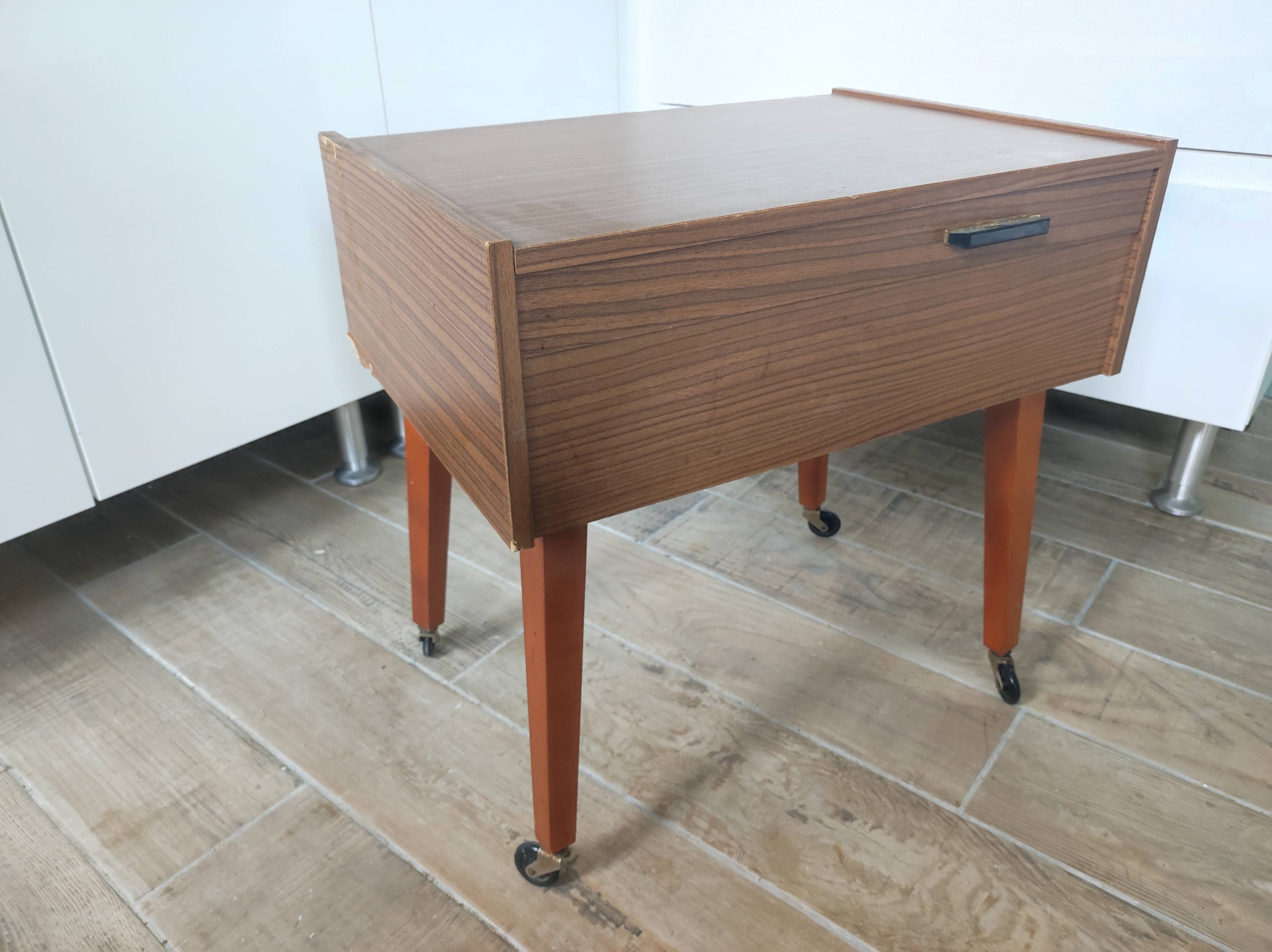Travailleuse à roulettes table d'appoint pieds compas vintage made in Germany