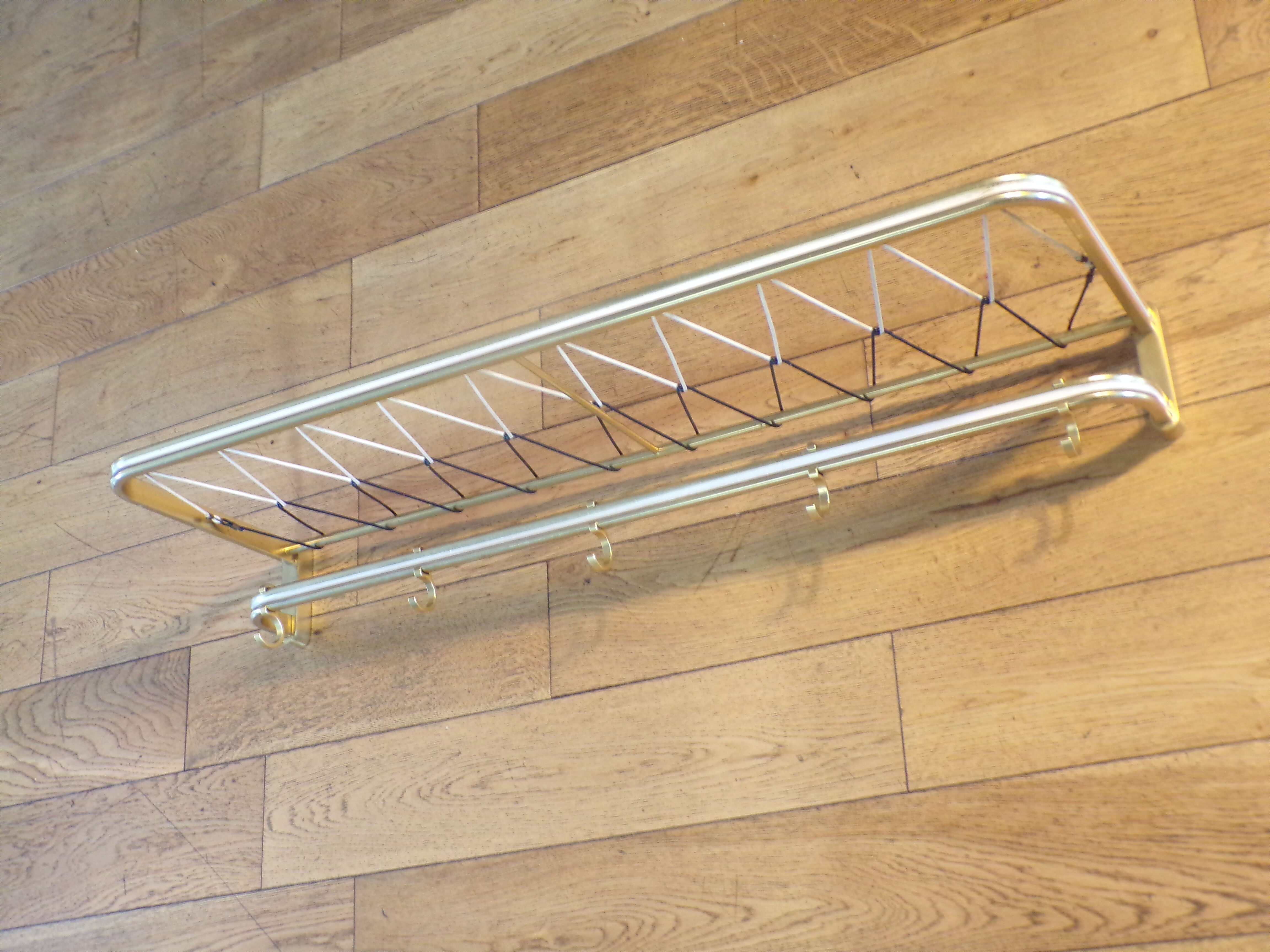 Coat rack style luggage rack