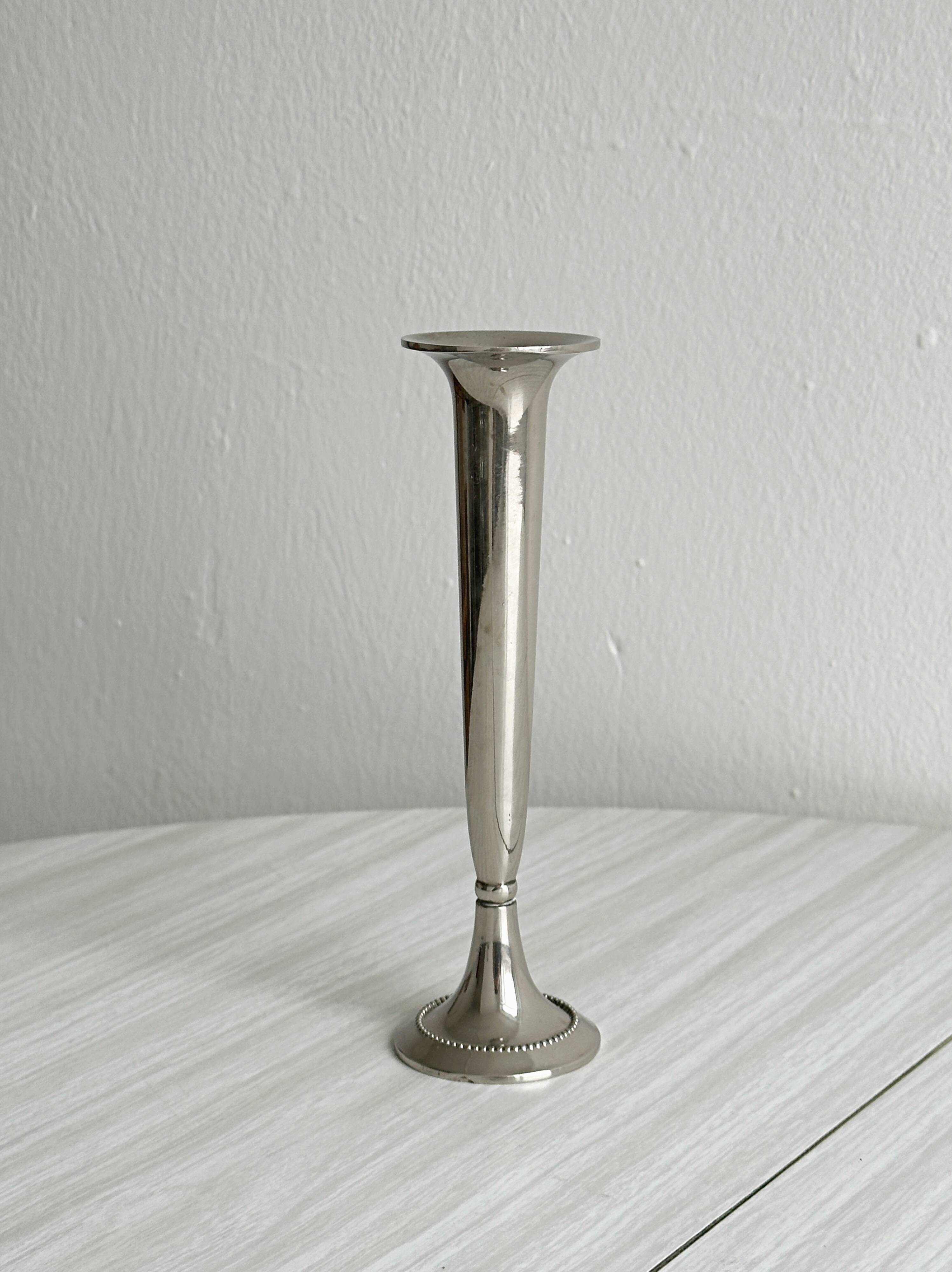 Petit vase soliflore en métal léger