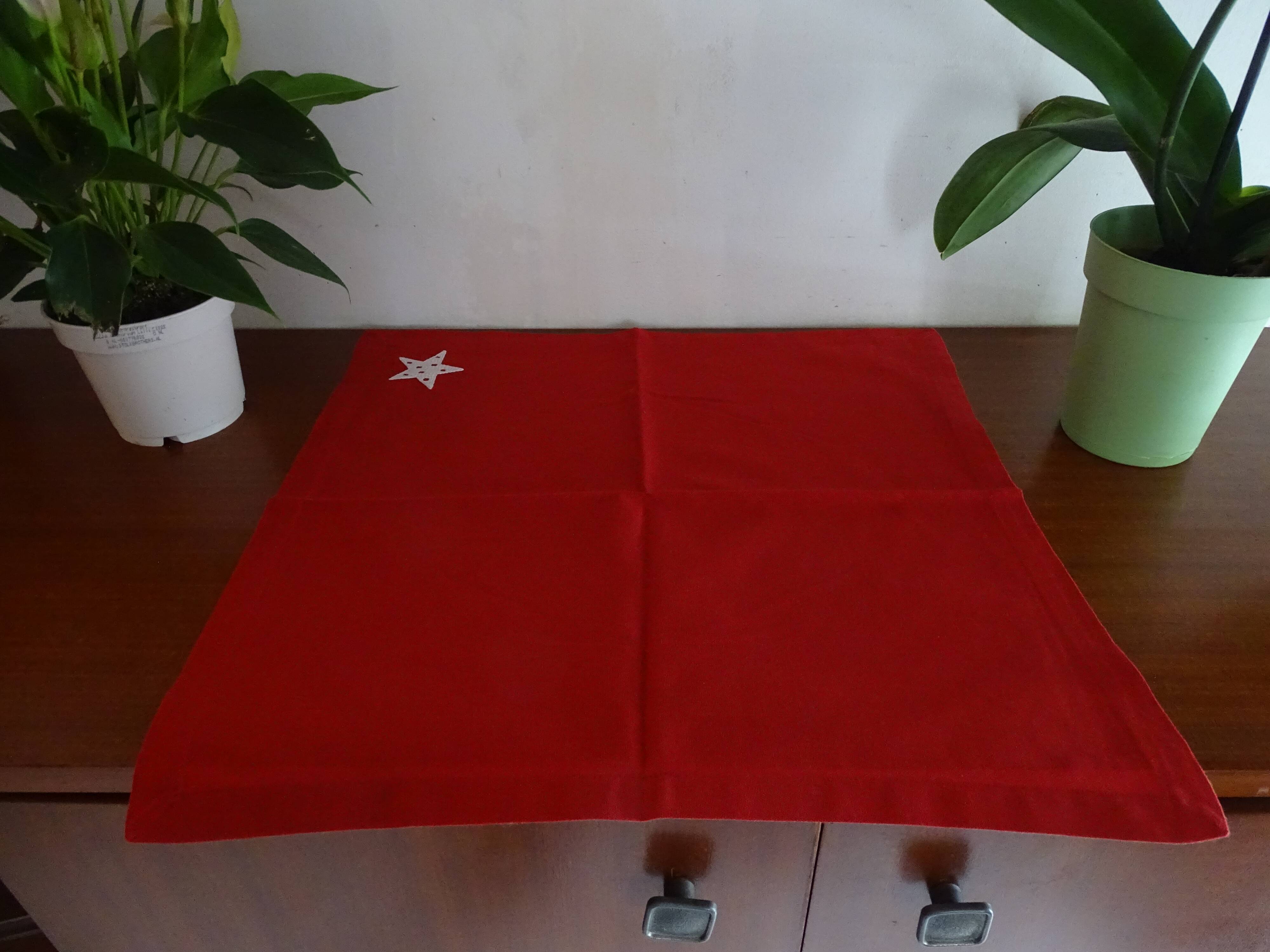 5 red Linvosges napkins with stars 48 x 48