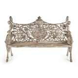 Banc en fonte sculptée et bois à patine blanche