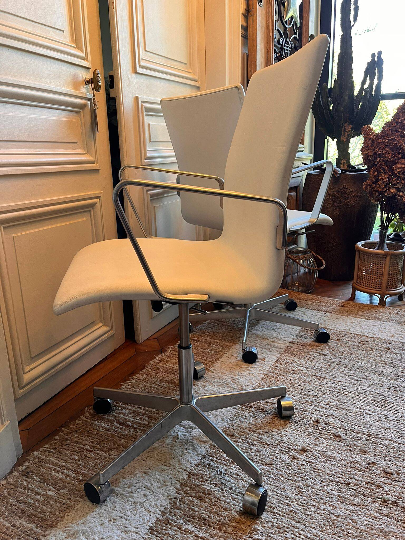 Oxford armchair Arne Jacobsen Fritz Hansen white leather swivel