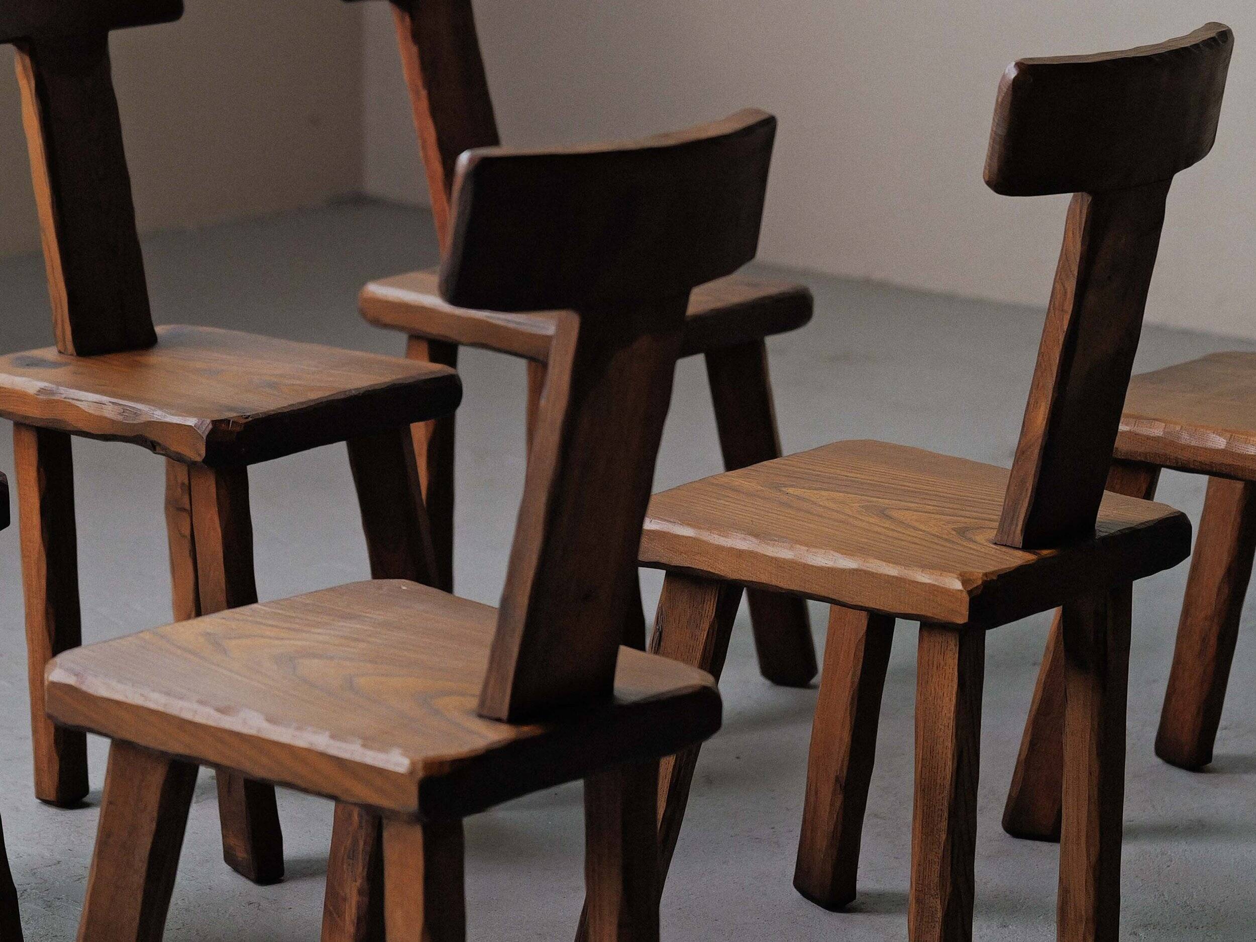 Suite de 6 chaises brutalistes en châtaignier, France, vers 1970