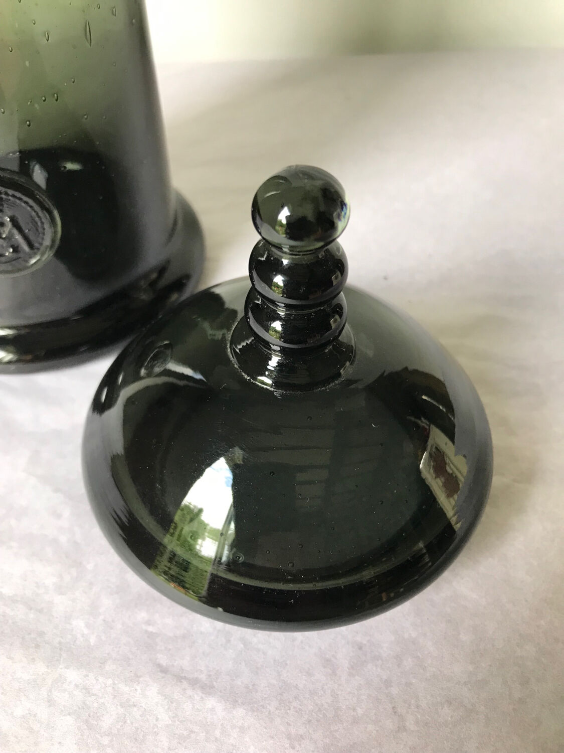 Apothecary pot in bubbled glass, dark green, VCM Reims.