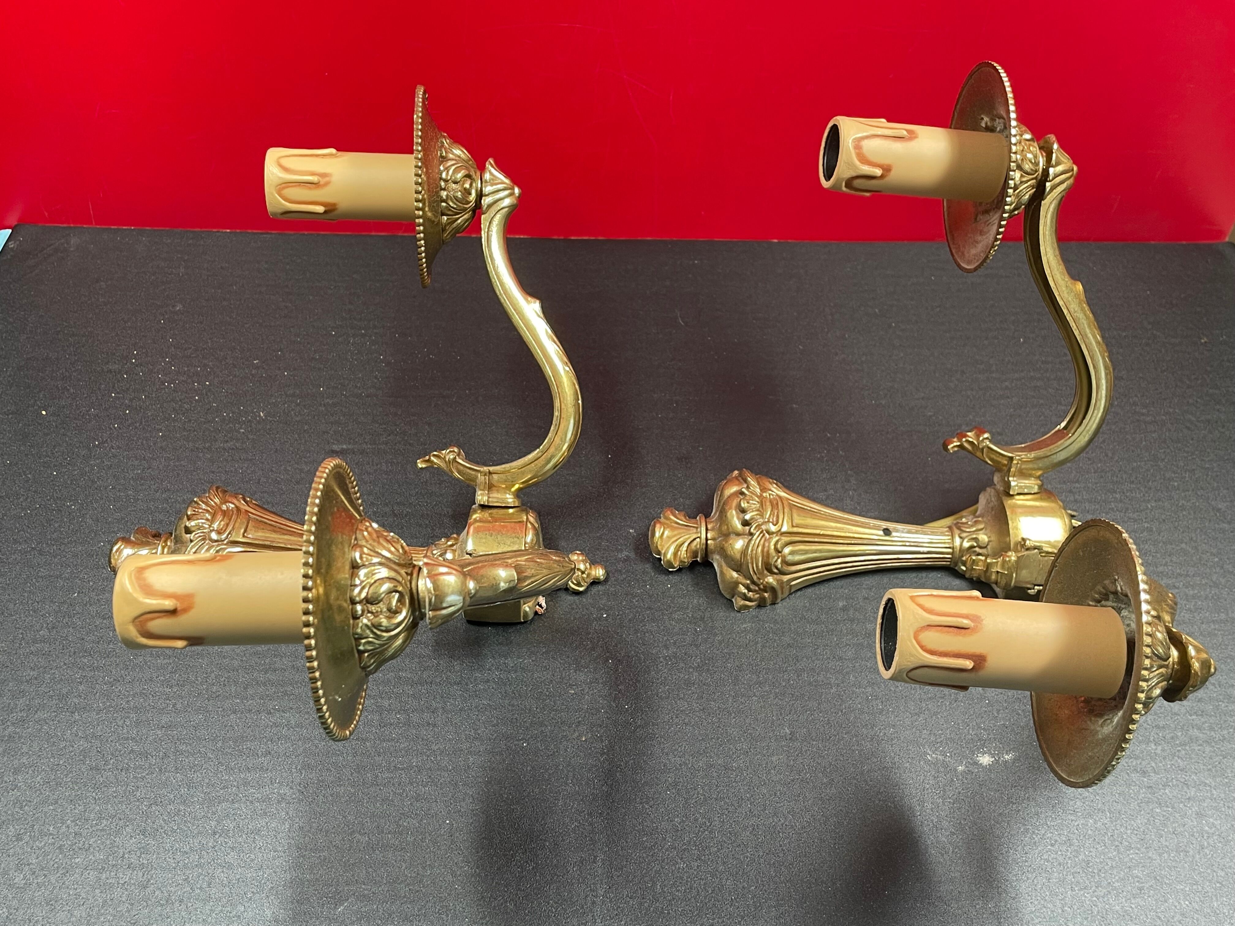 Pair of wall lamp in classic stylized bronze