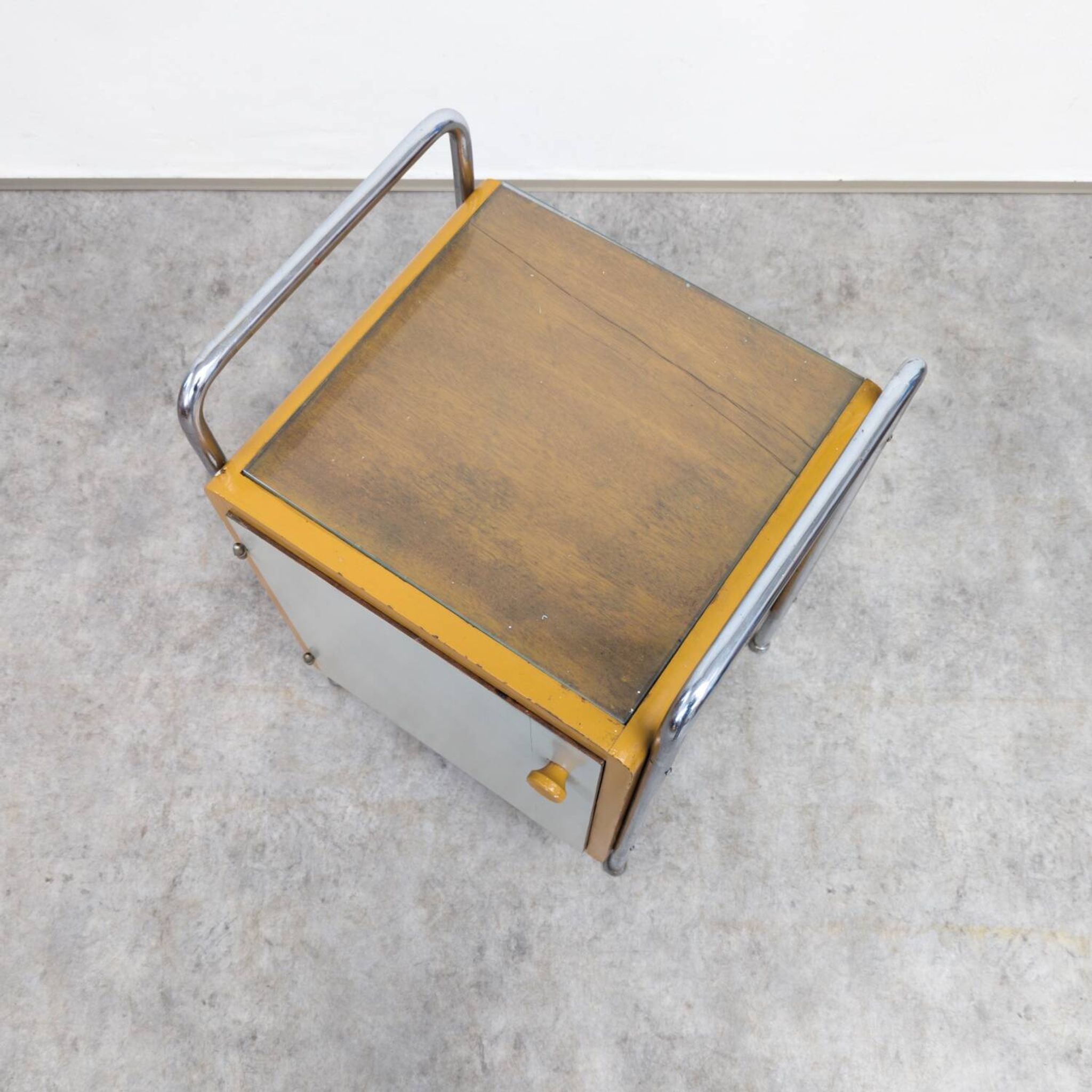Paire de tables de nuit en tube d'acier par Hynek Gottwald, 1930