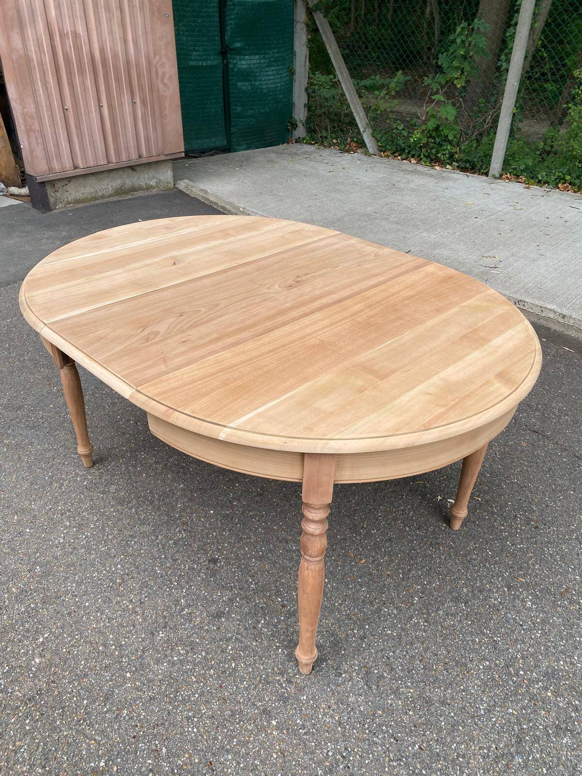 Table à manger ronde extensible Louis Philippe décapée en merisier massif 1
