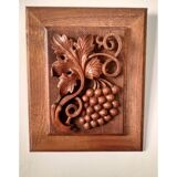 Bas relief en bois, grappe de raisin sculpté