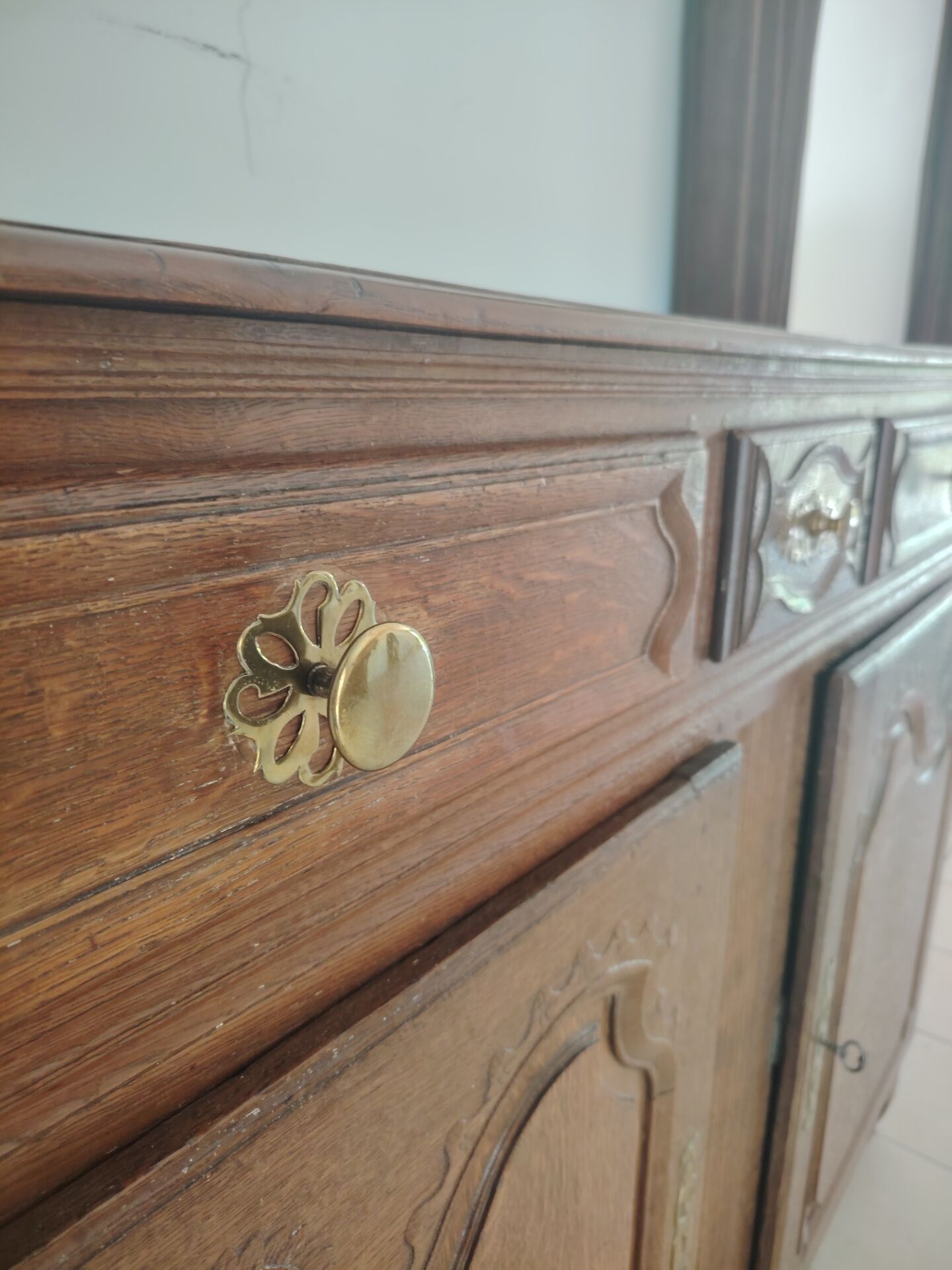 Large buffet in Regency style with carved shell in solid oak - 1900