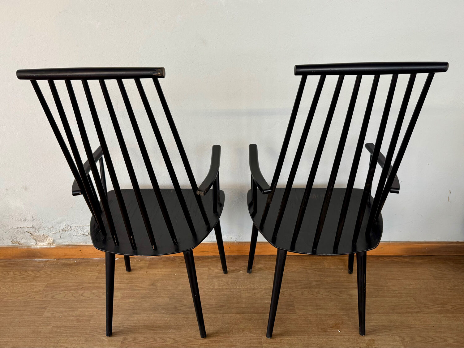 Armchair with armrests and Scandinavian bridge slats