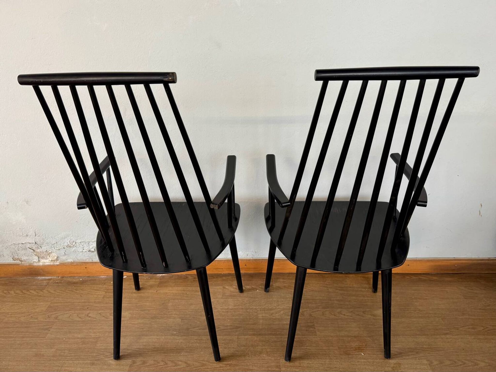 Armchair with armrests and Scandinavian bridge slats