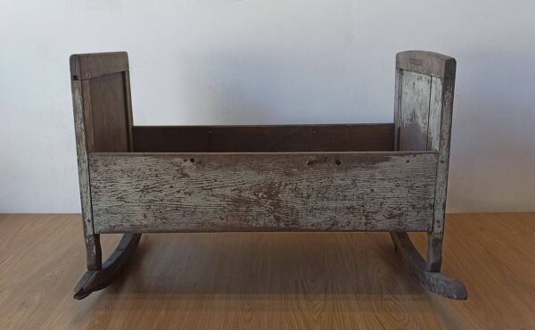 Berceau ancien et antique.