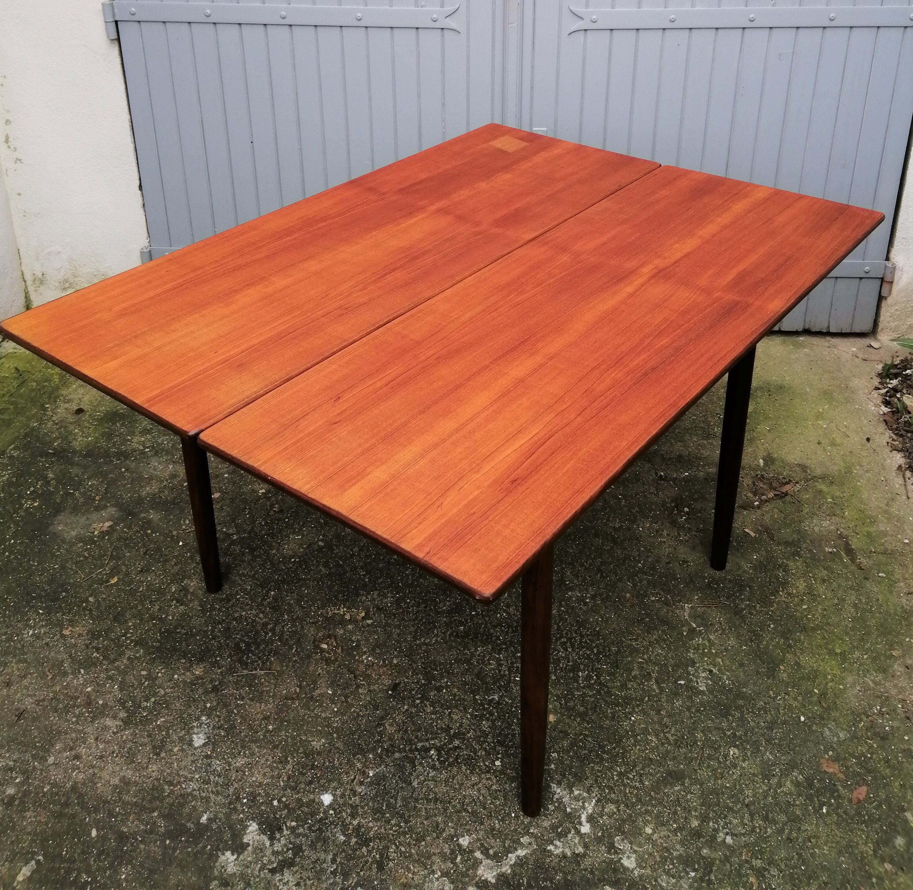Dining table by Ib Kofod Larsen of the 60s