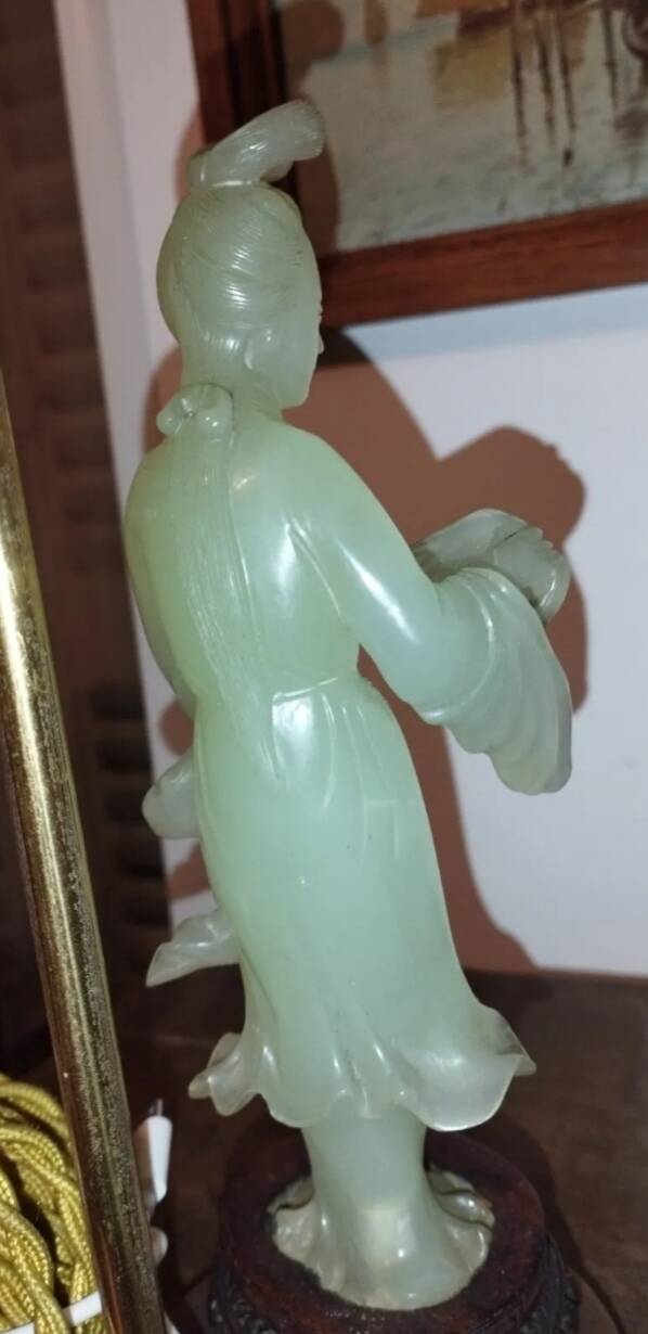 Sculpture chinoise en pierre montée en lampe.