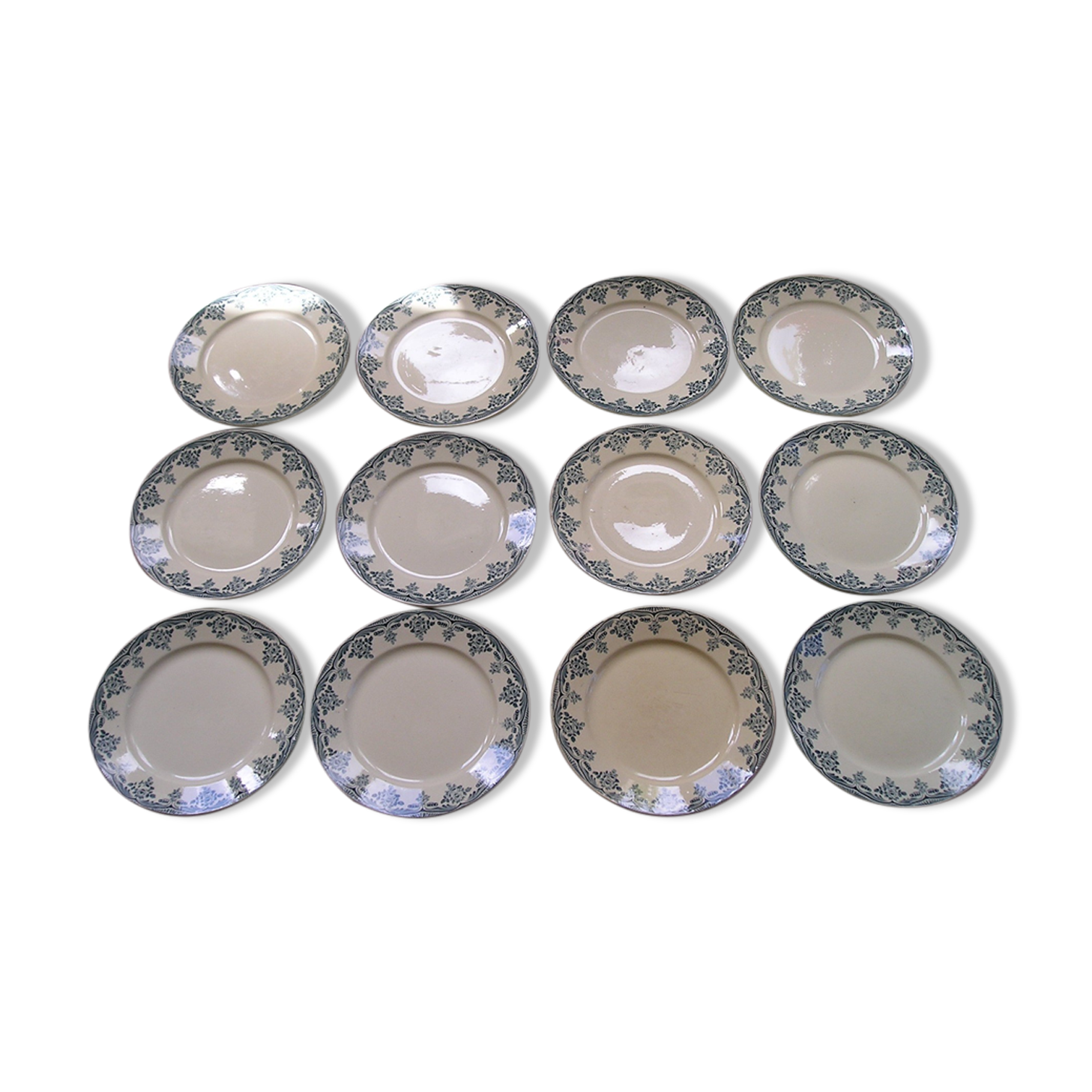 Lot de 12 assiettes plates anciennes en faience