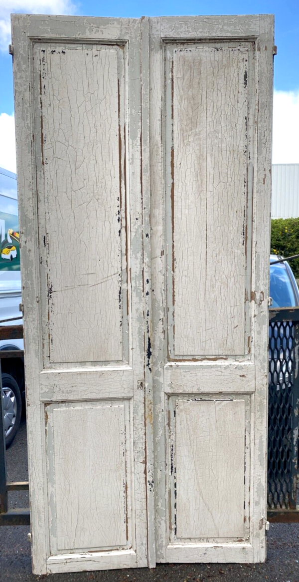 Double portes de placard en sapin massif . XX siècle .