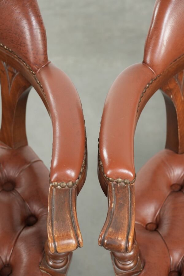 Ensemble de 2 chaises de bureau chesterfield en cuir de vachette pivotantes de style anglais.