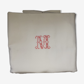 Pillowcase, red central monogram. Surrounded by days.