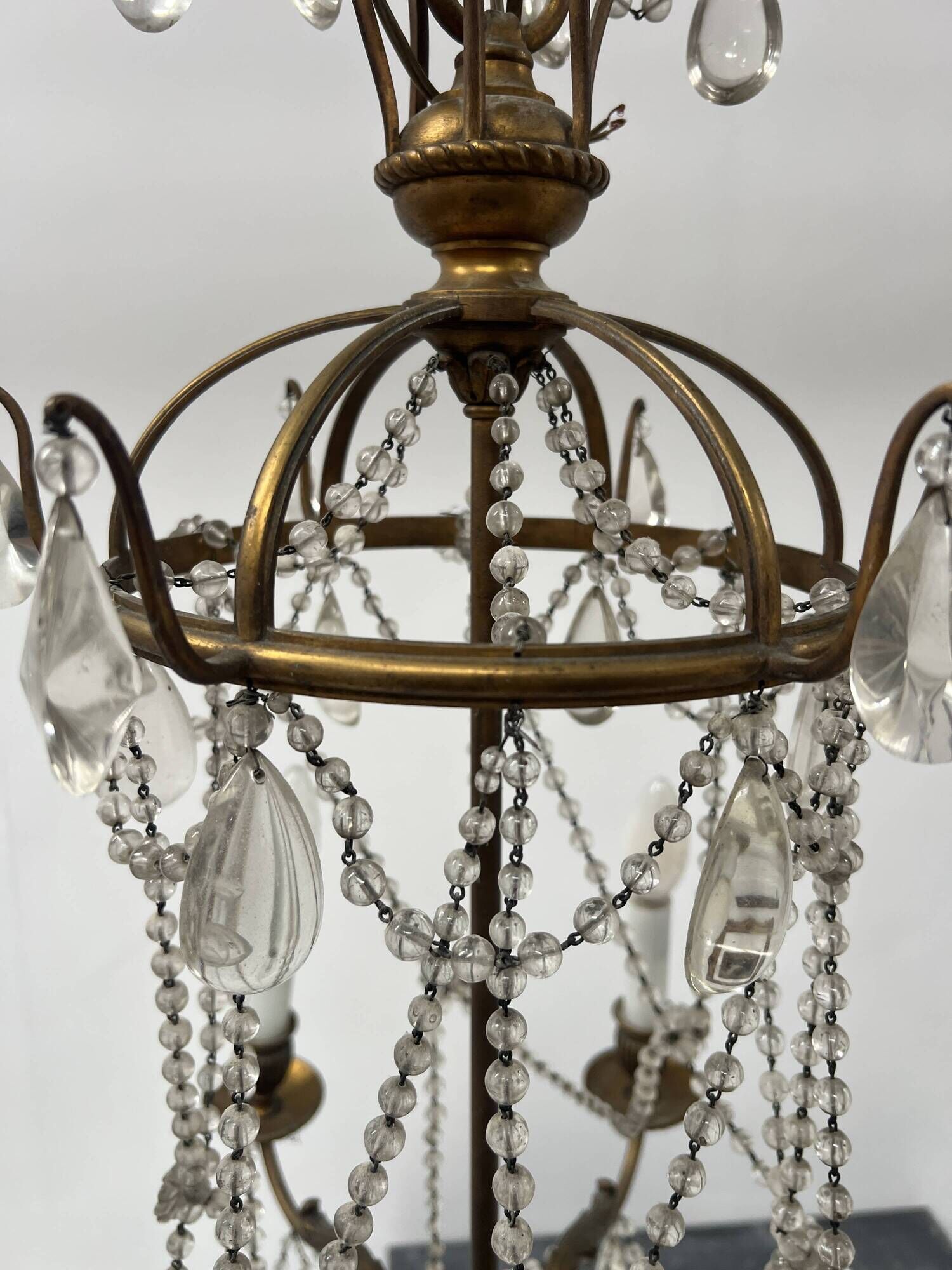 Louis XVI style chandelier with a pearl garland and painted tin, 20th century.