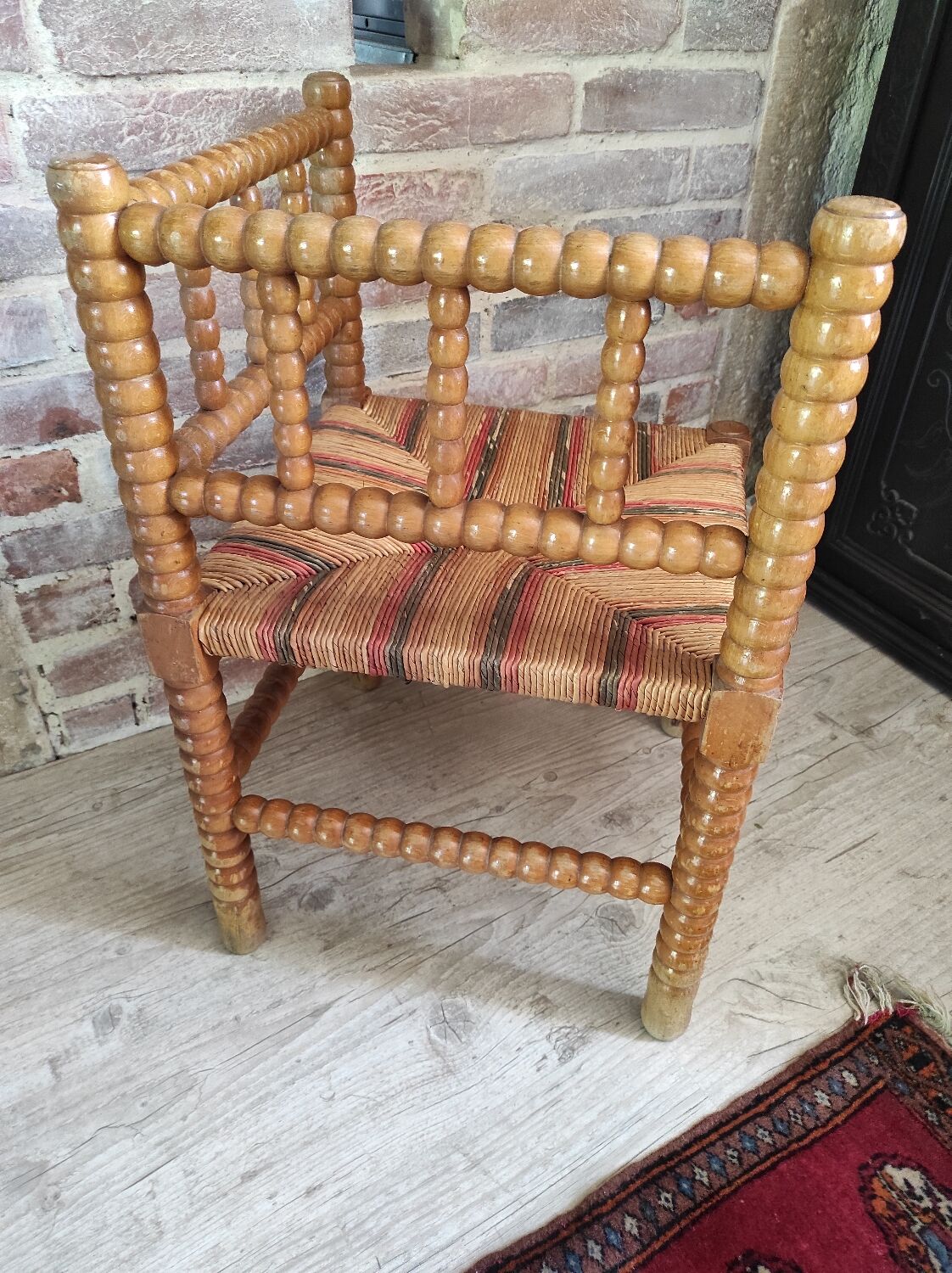 Mulched corner chair and light wood