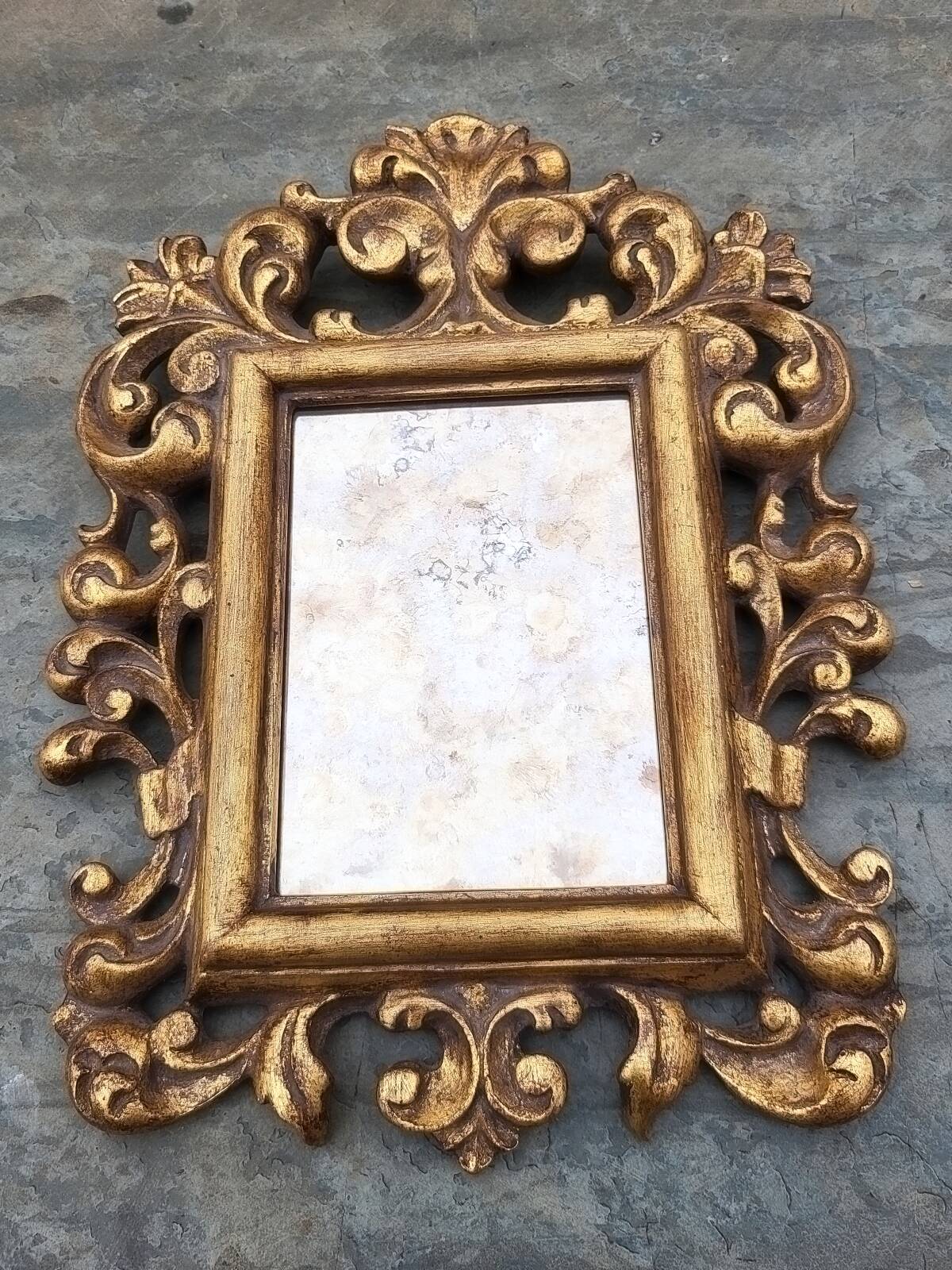 Petit miroir corne d'abondance doré