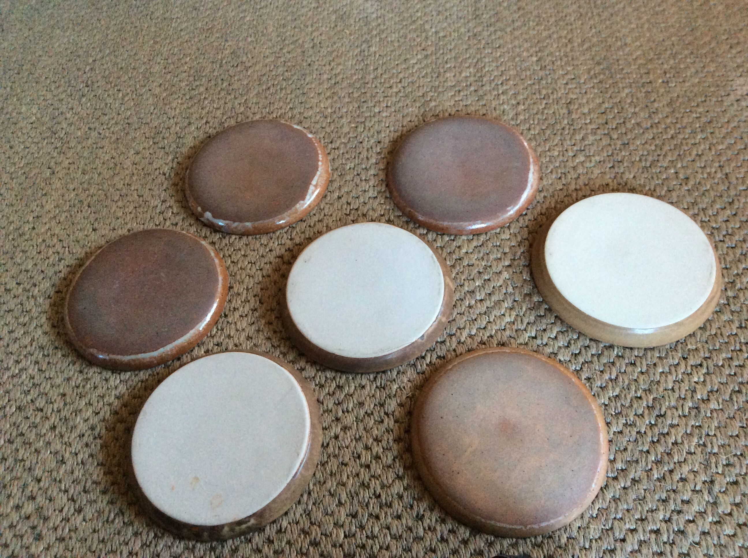 Set de 7 assiettes en grès