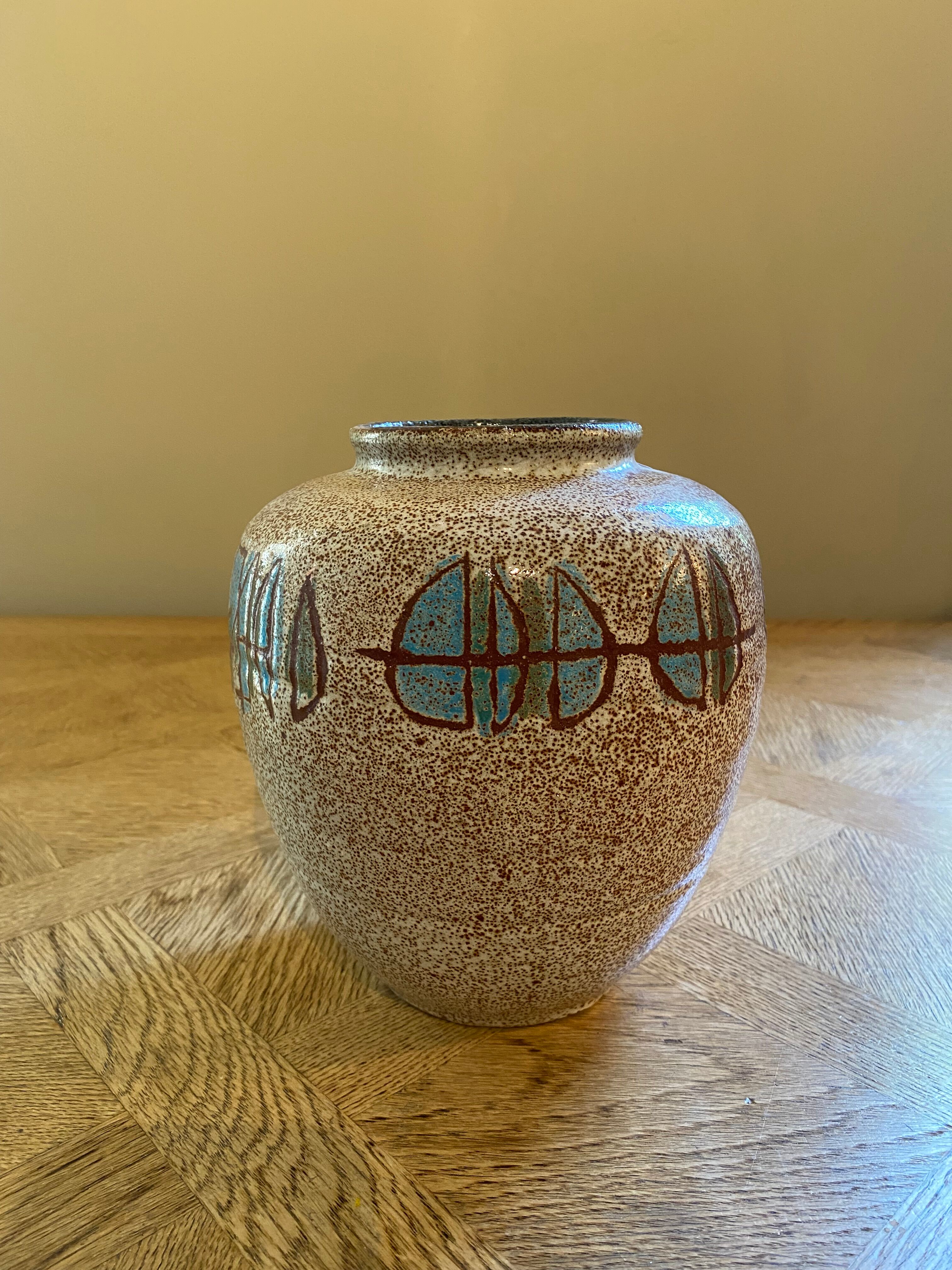Accolay ceramic vase with geometric patterns
