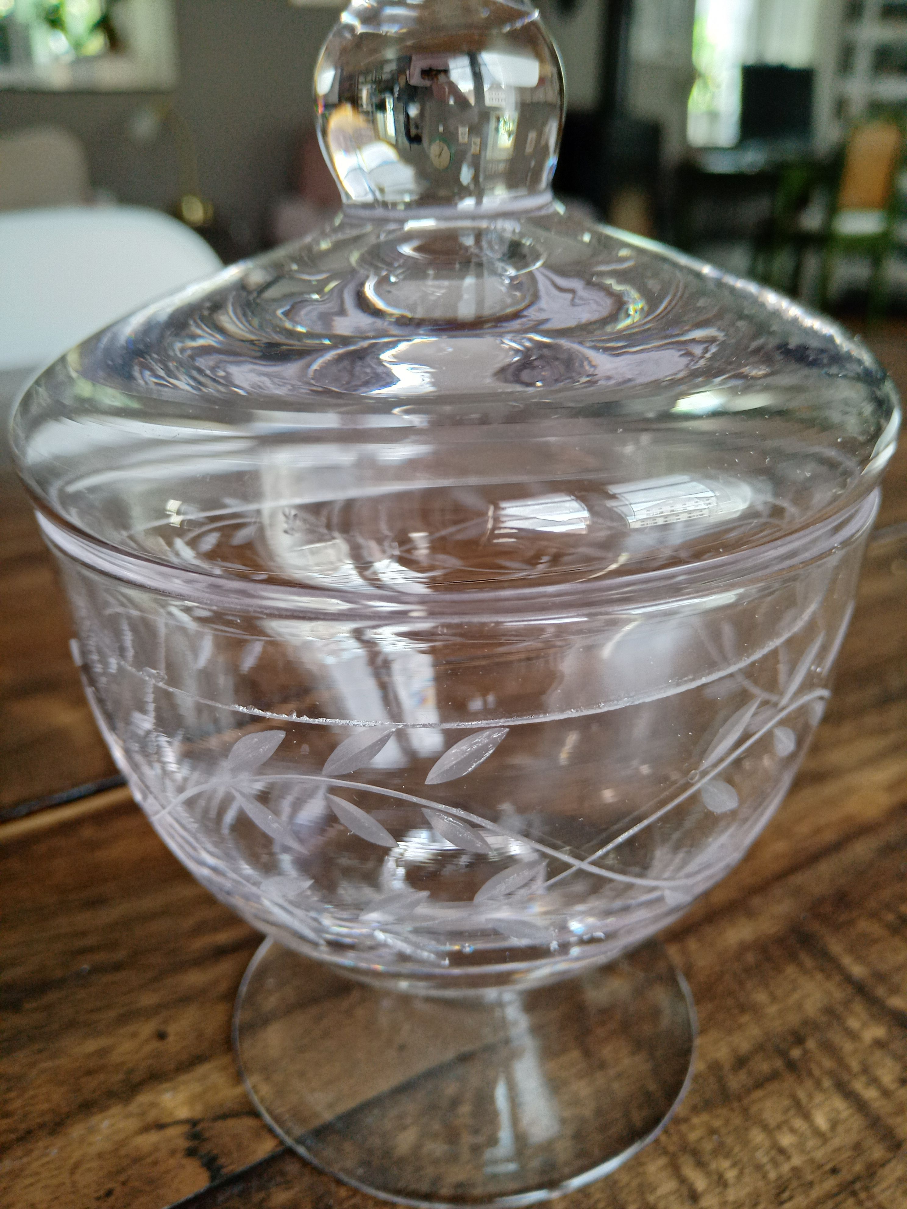 Vintage jewelry box in glass chiseled with leafy foliage on peder with lid