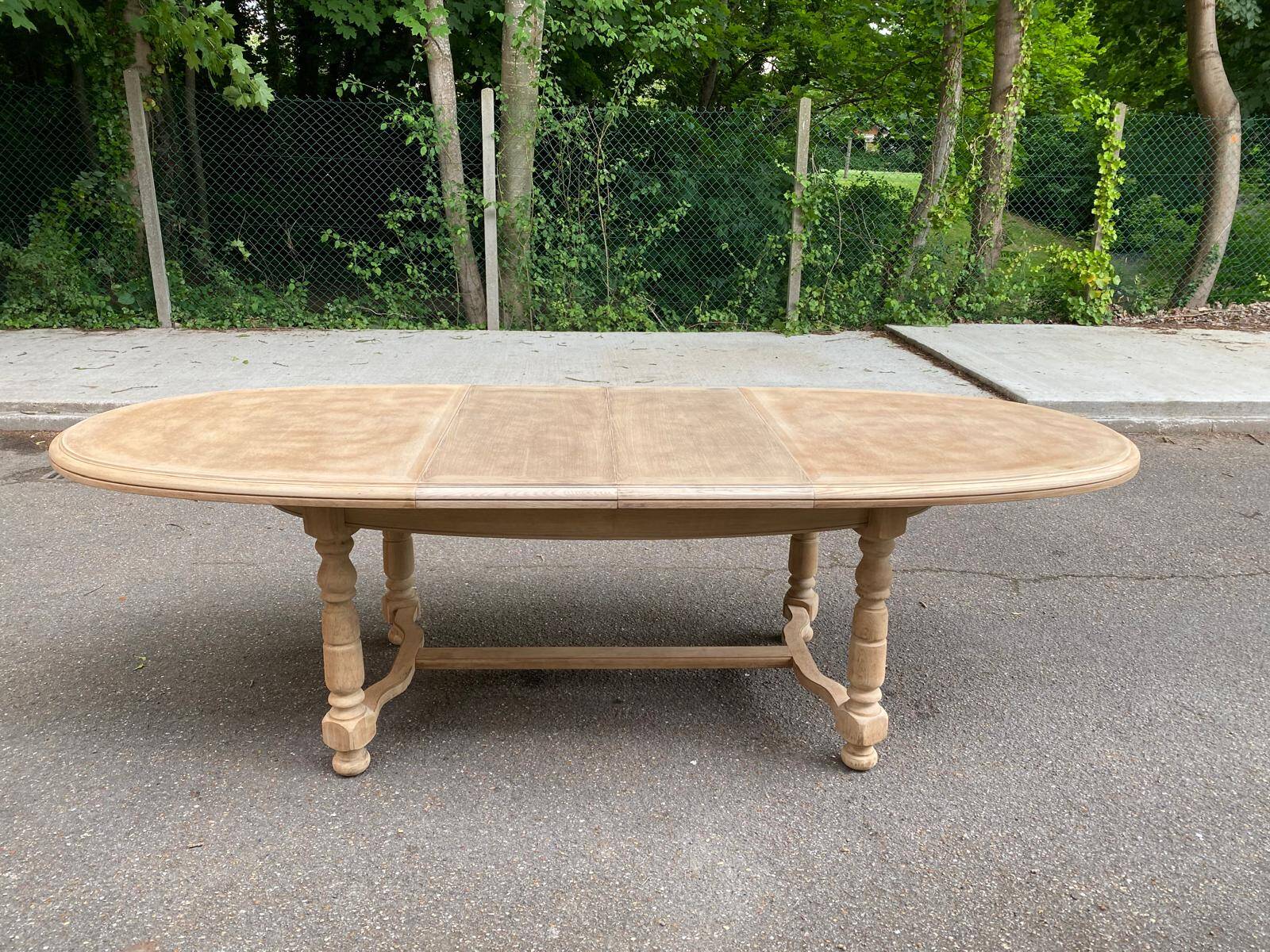 Table à manger de ferme ronde ovale extensible rénovée en bois brut 260cm