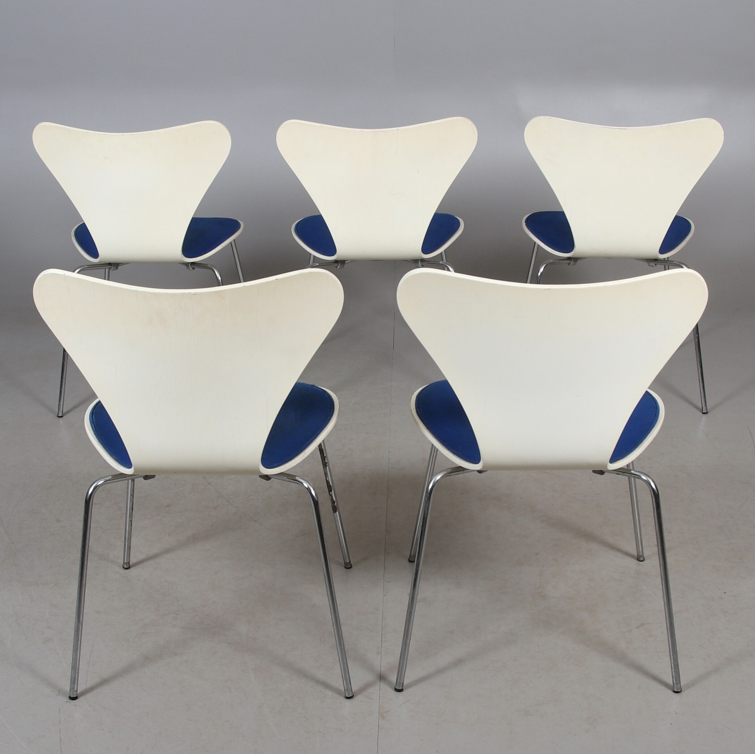5 Blue Chair "Butterfly" by Arne Jacobsen, Series 7