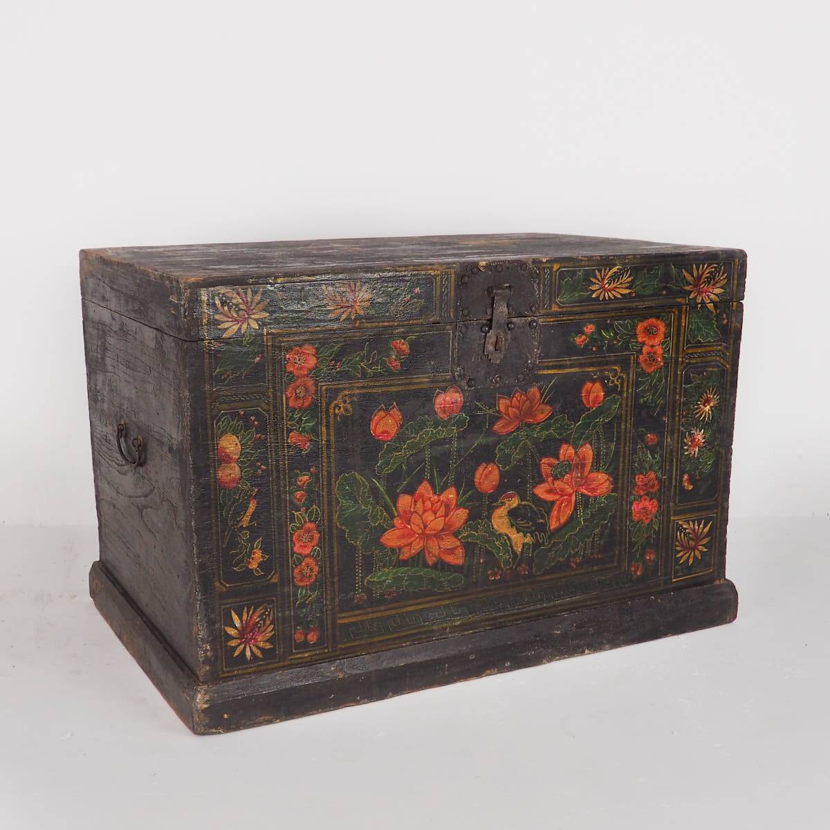 Coffre d’opéra chinois avec illustrations de la flore et de la faune (Chine 1900)