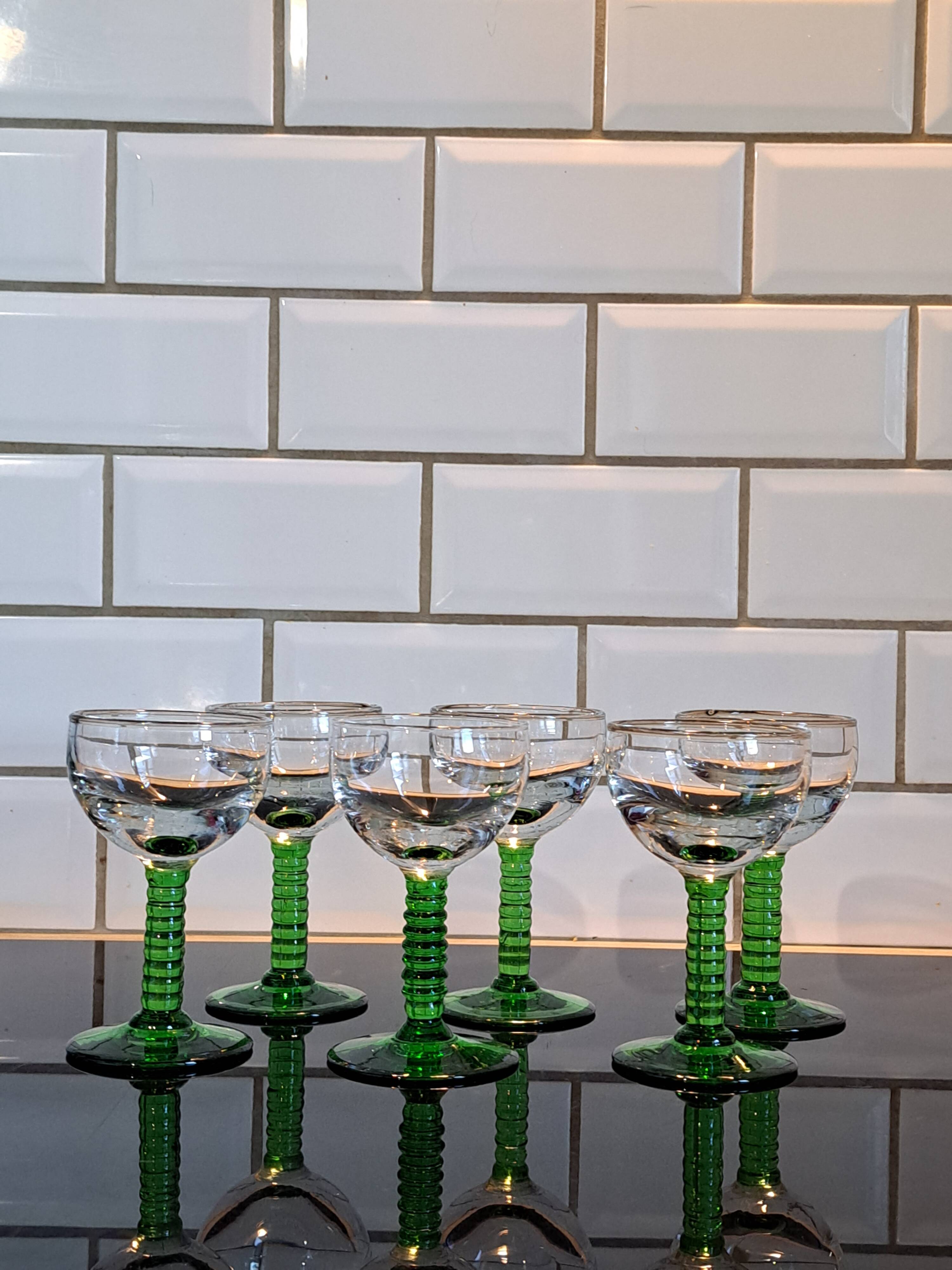 6 white wine glasses