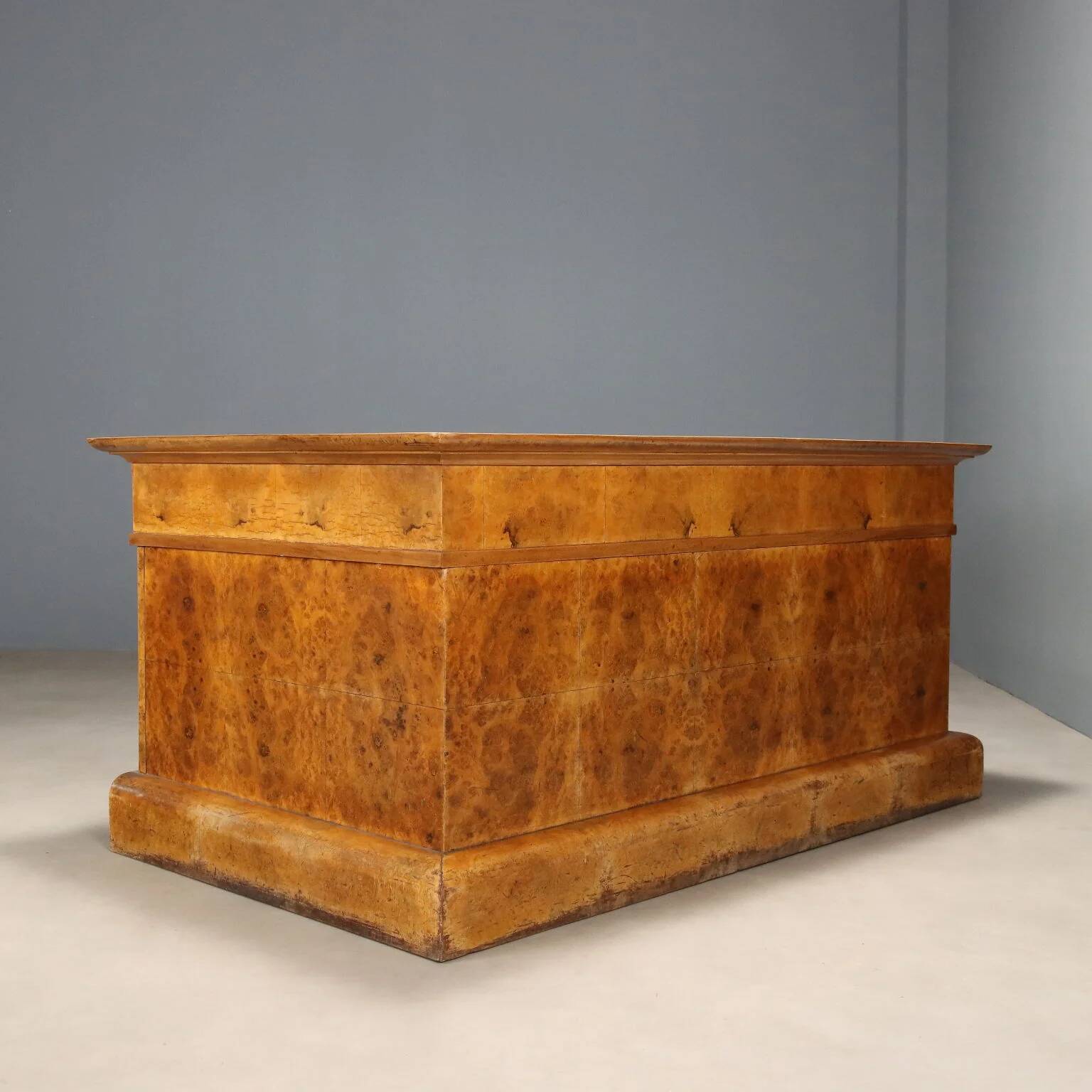 Antique Art Deco desk in walnut and walnut burl, 20th century