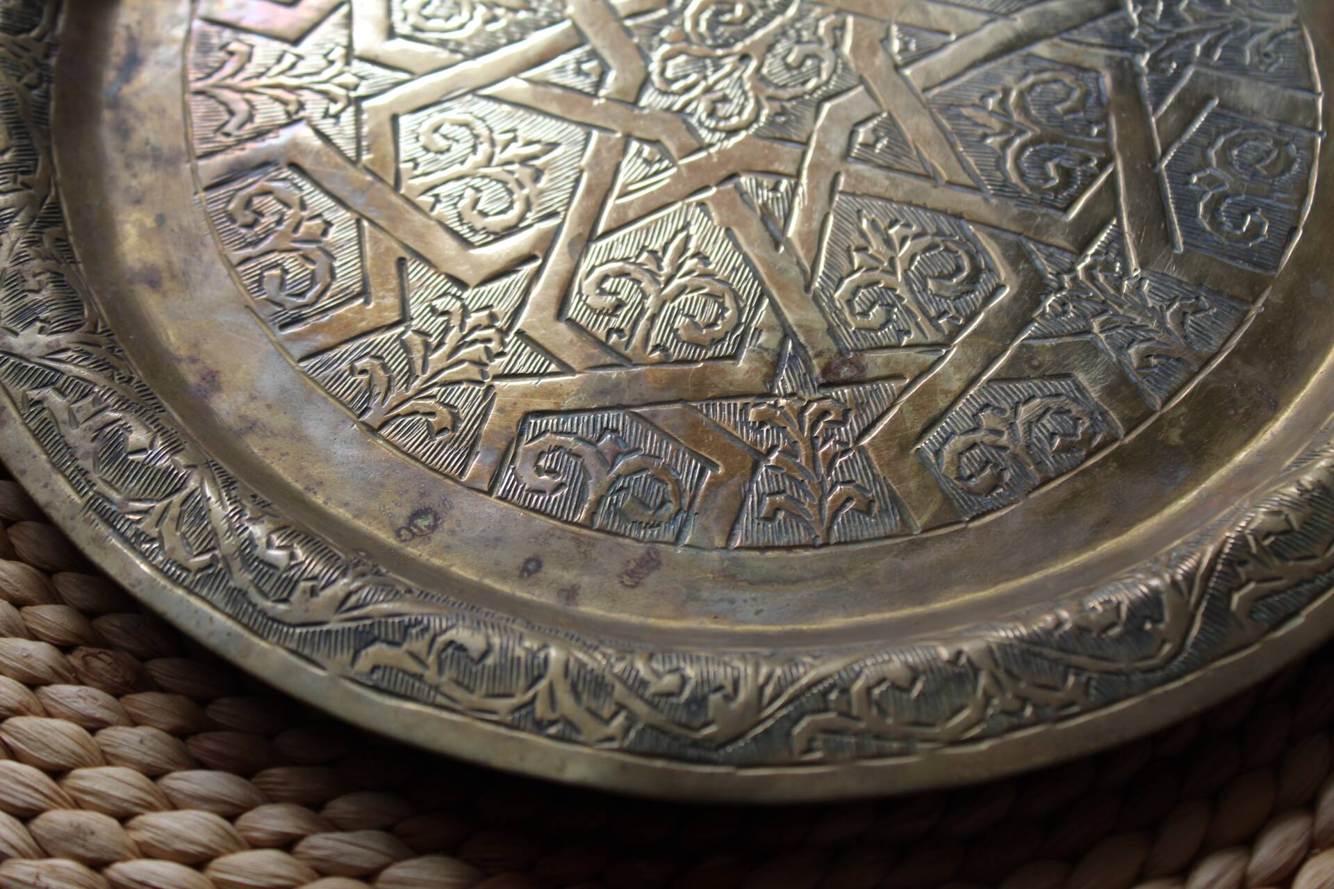 Plateau marocain ancien en laiton gravé