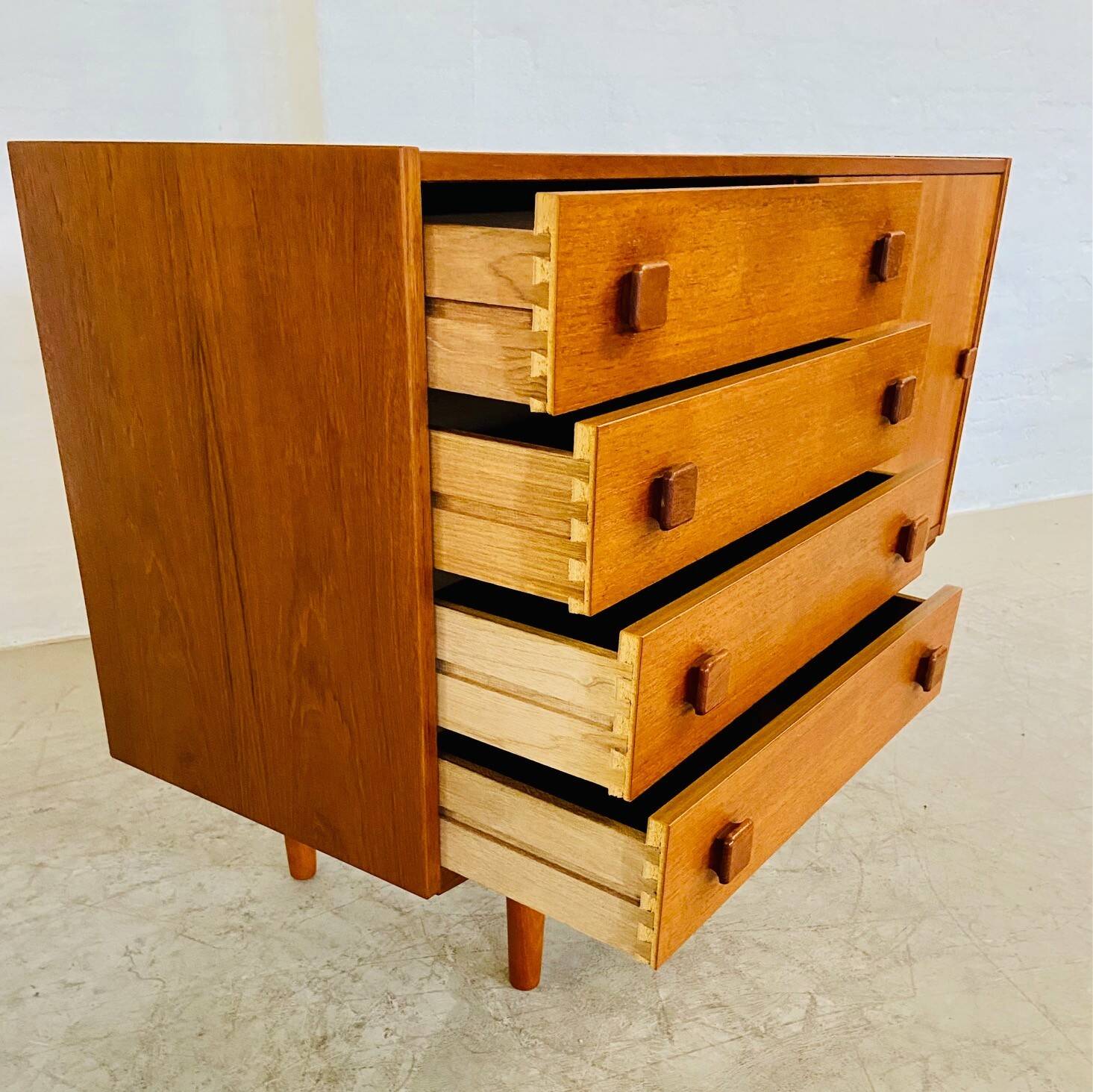 Buffet danois rétro vintage en teck du milieu du siècle par Domino Møbler