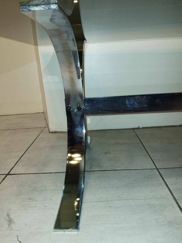Table basse en métal chromé et verre fumé 1970