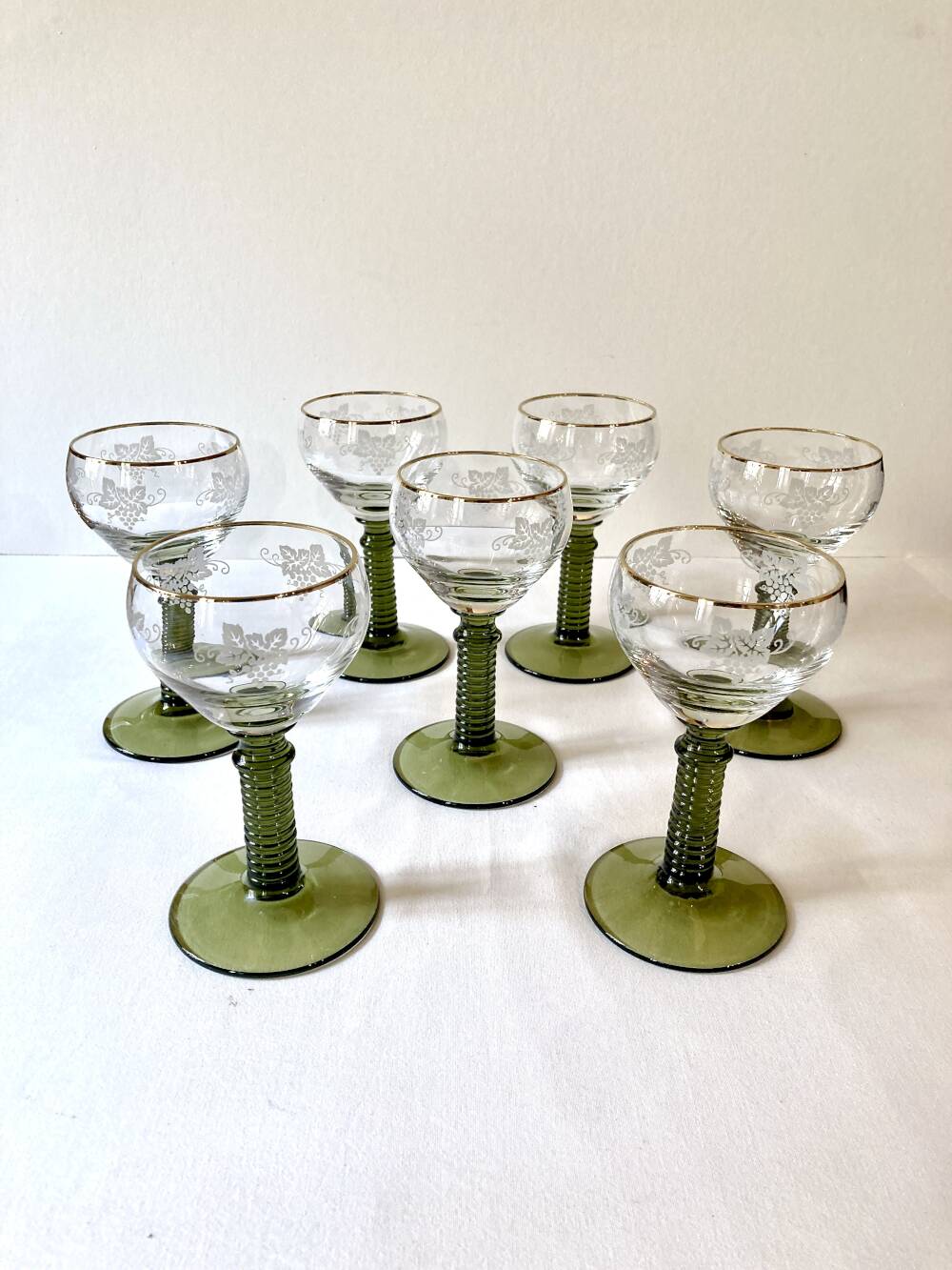 7 verres à vin d'Alsace Roemer, pieds gradins vert mousse et liseré doré