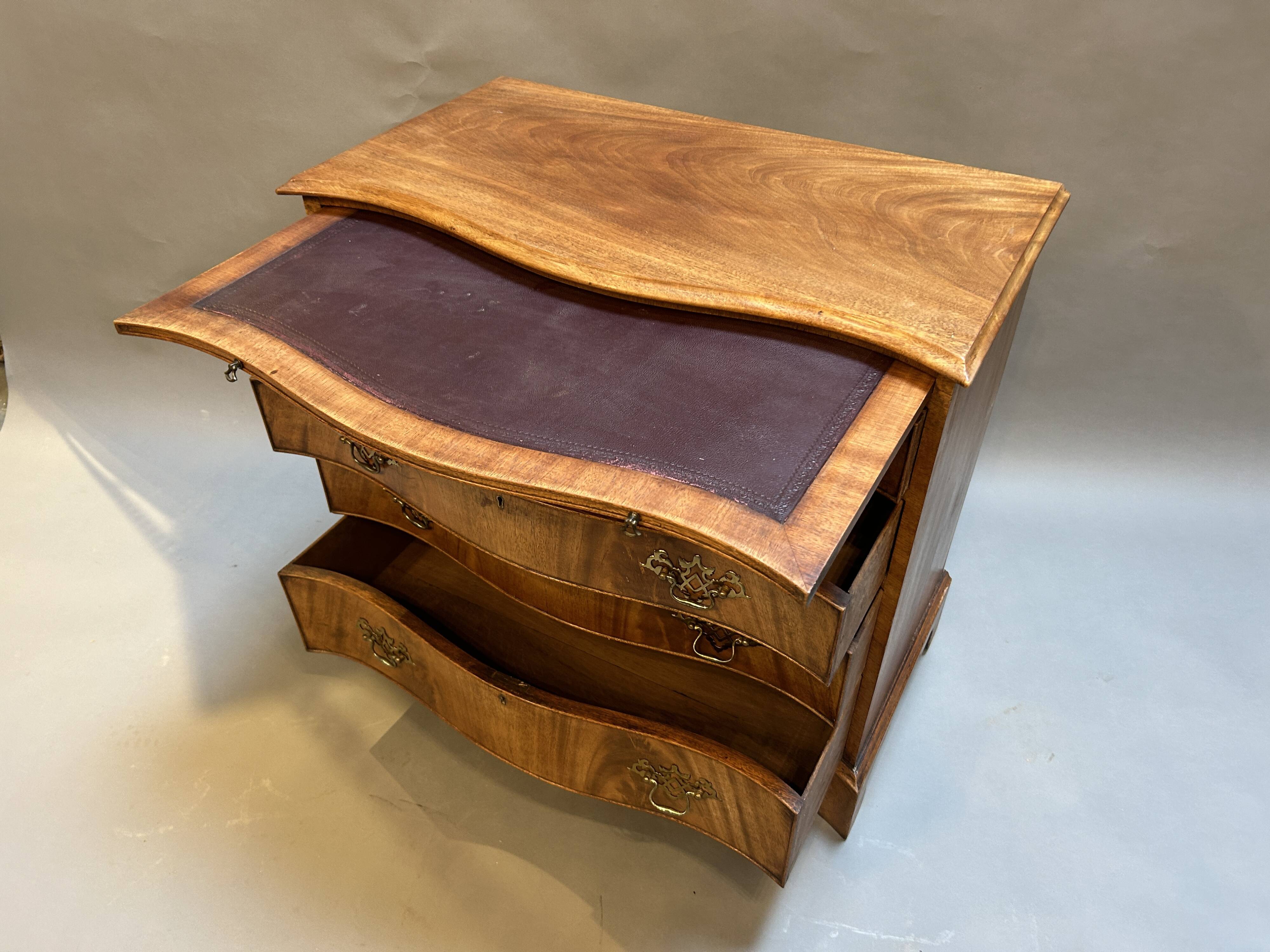 C19th Mahogany Chest Of Drawers Of Serpentine Outline