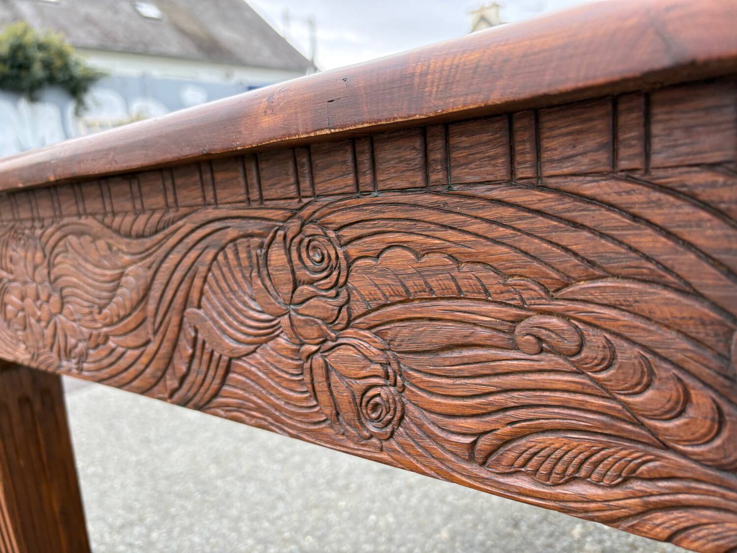 Art Deco table sculpted in solid wood