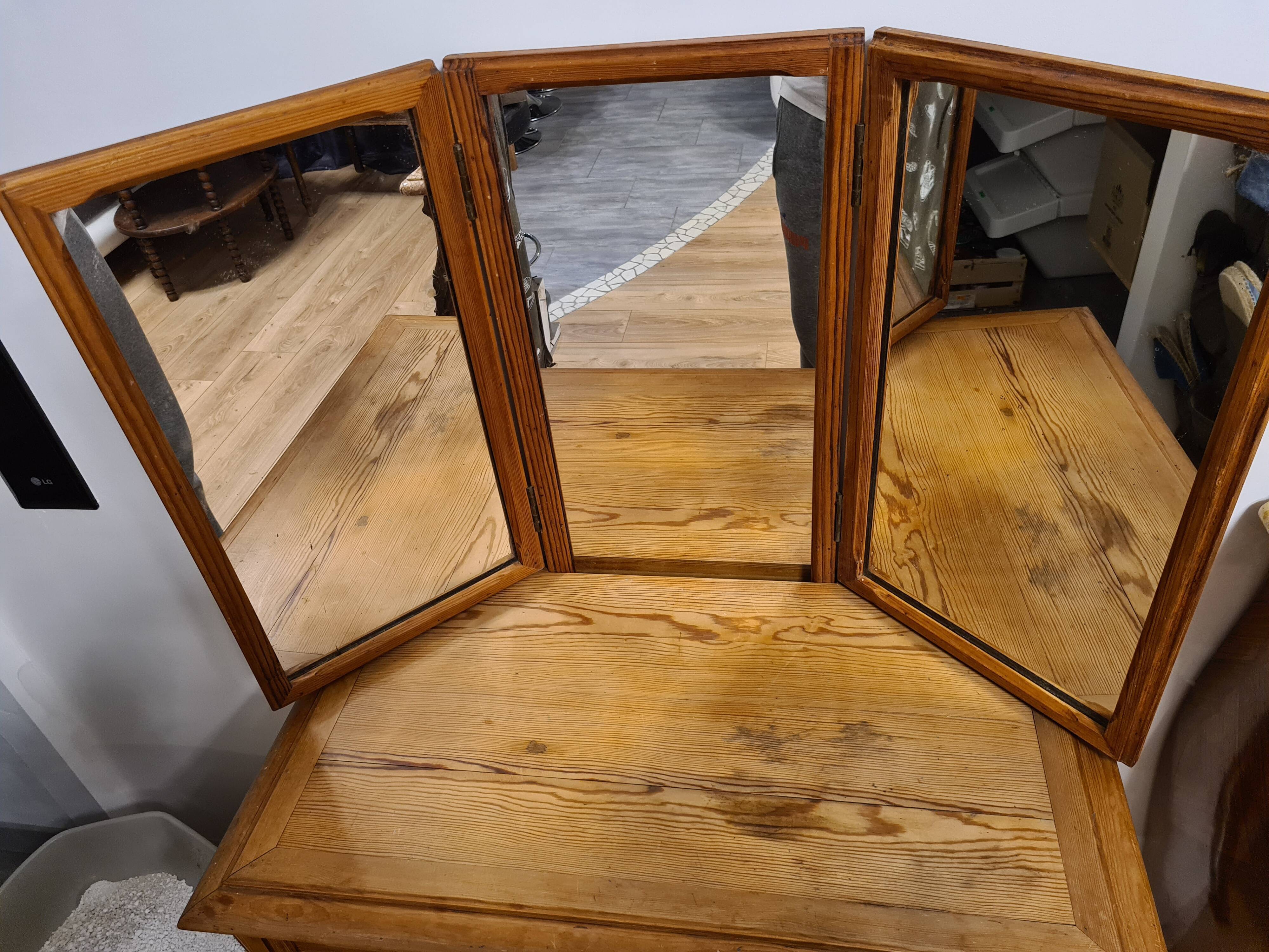 Dressing table with tryptic mirror