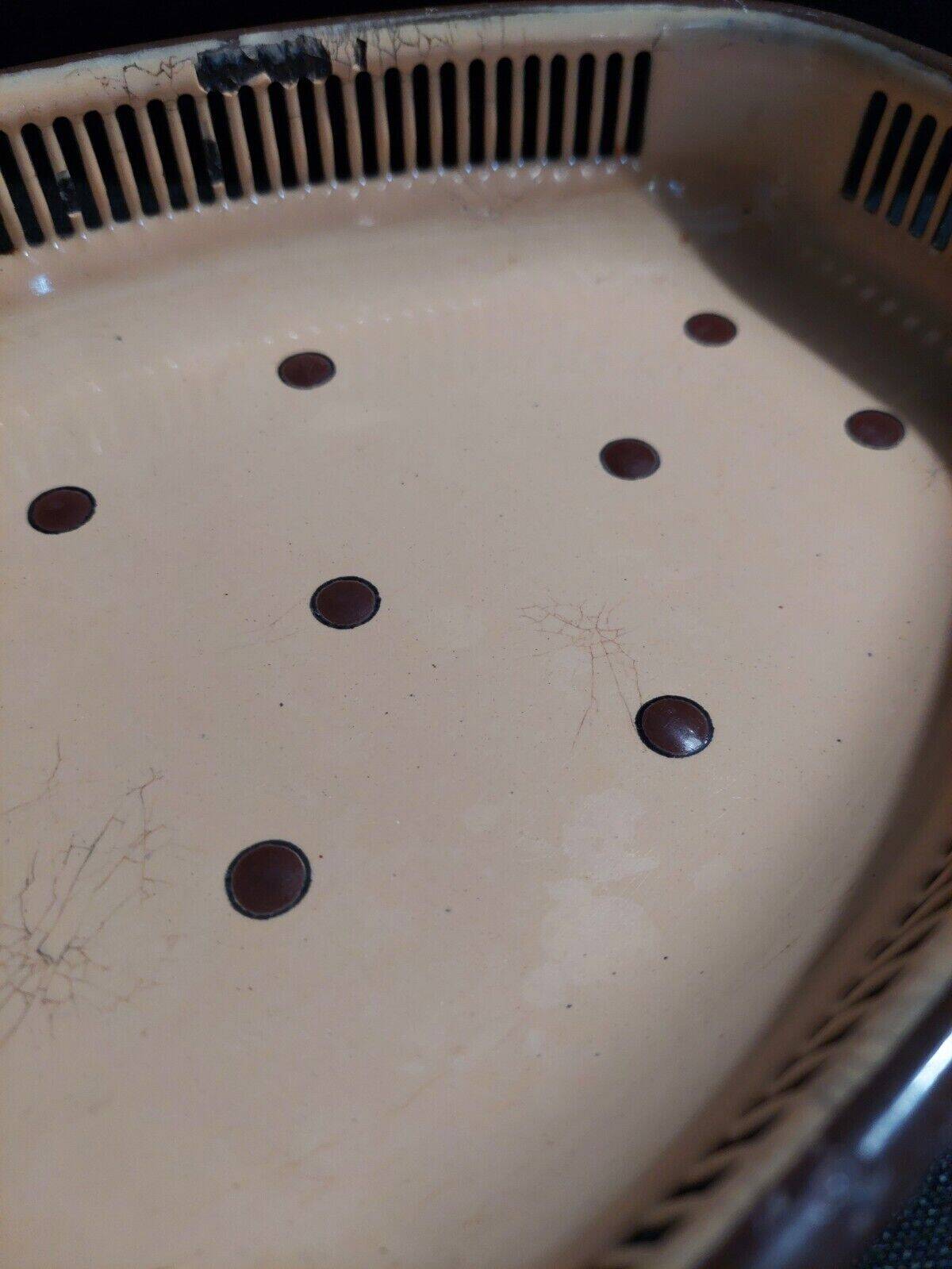 Bread basket in enameled sheet metal with brown dots, first half of the 20th century