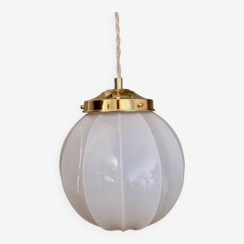 Suspension globe vintage en opaline blanche