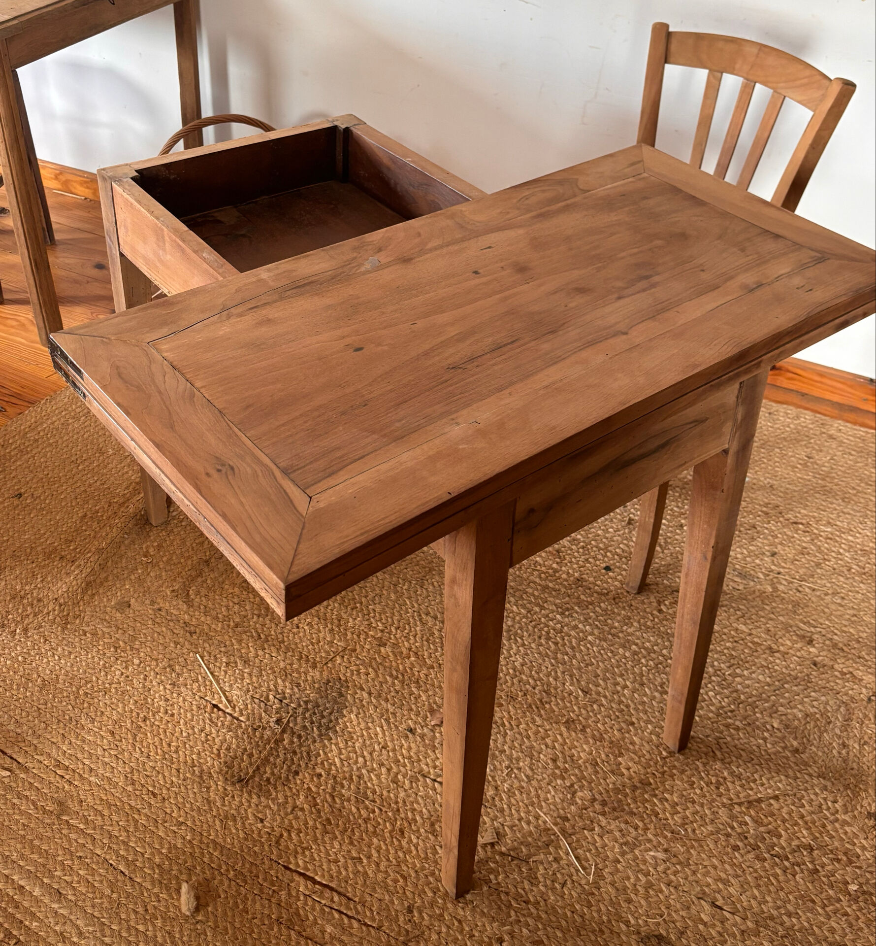 Table portefeuille ancienne extensible en bois massif brut