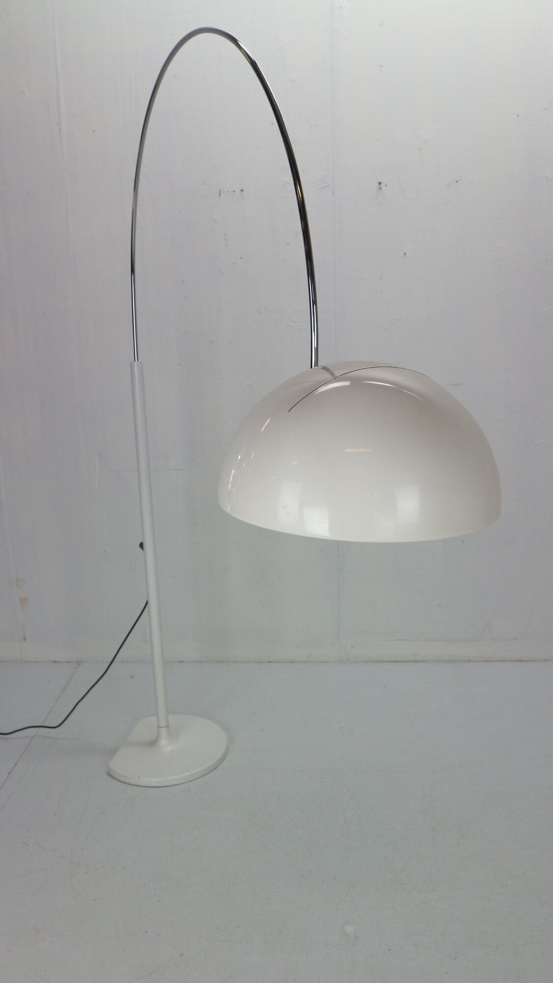 Floor lamp "Coupe" Joe Colombo for Oluce Production 1967, Italy